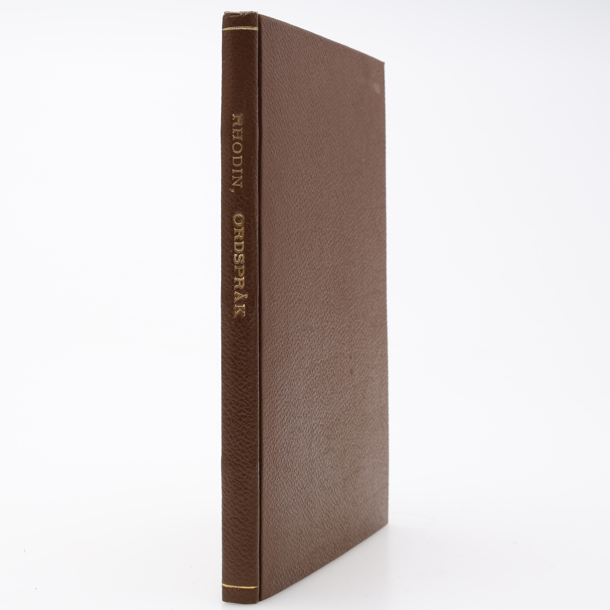 SVENSKA ORDSPRÅK 1.. LARS RHODINS SAMLING AF SWENSKA ORDSÅRK I ORDNING STÄLLDE EFTER ALFABETET MED TILLÄGG AF NÅGRE UTUR LATINEN OCH ANDRE SPRÅK LIKLYDANDE ELLER MOTSWARANDE 1807 - PELLE HOLMS EXEMPLAR.