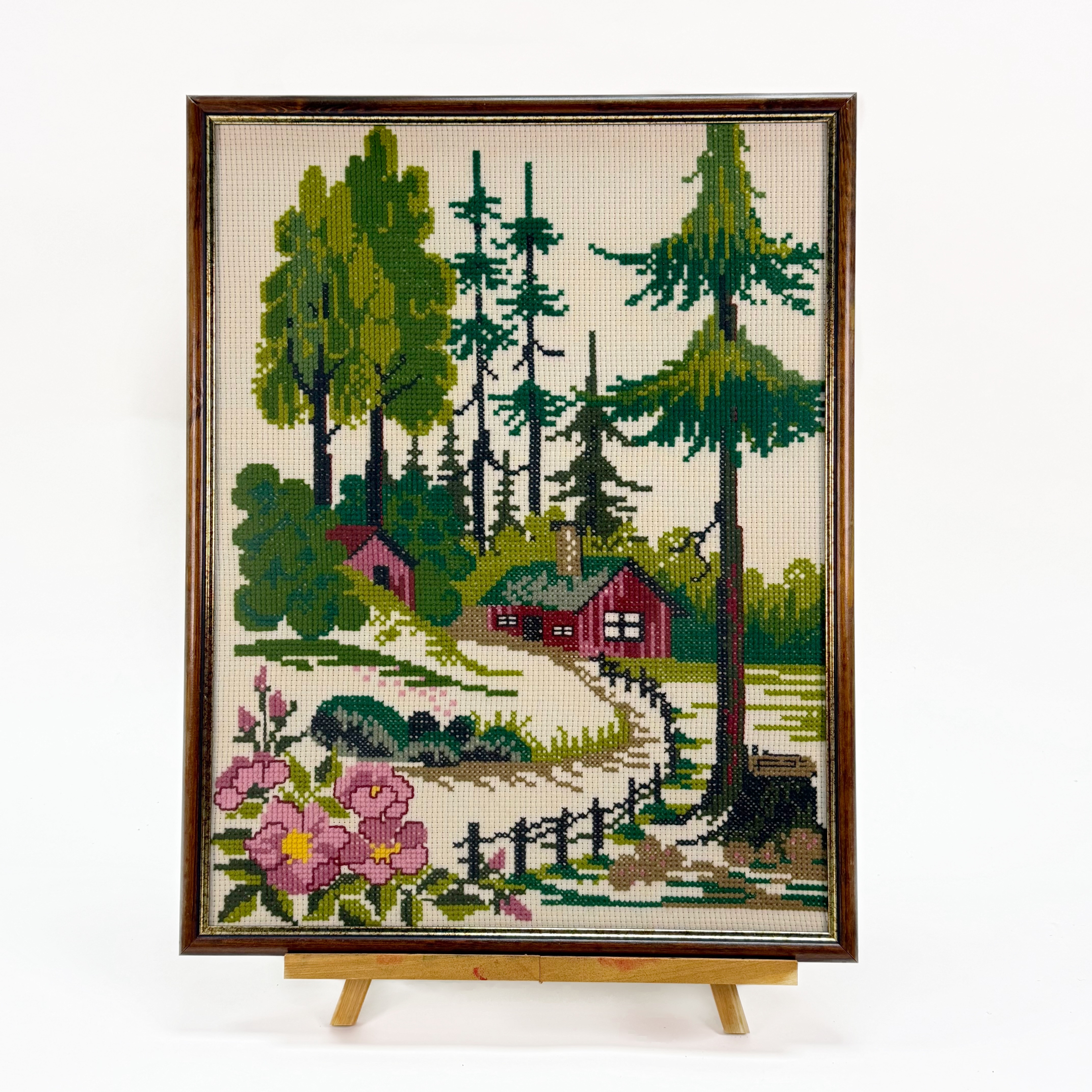 TAVLA - Textil, Brodyr "stuga i skogen".