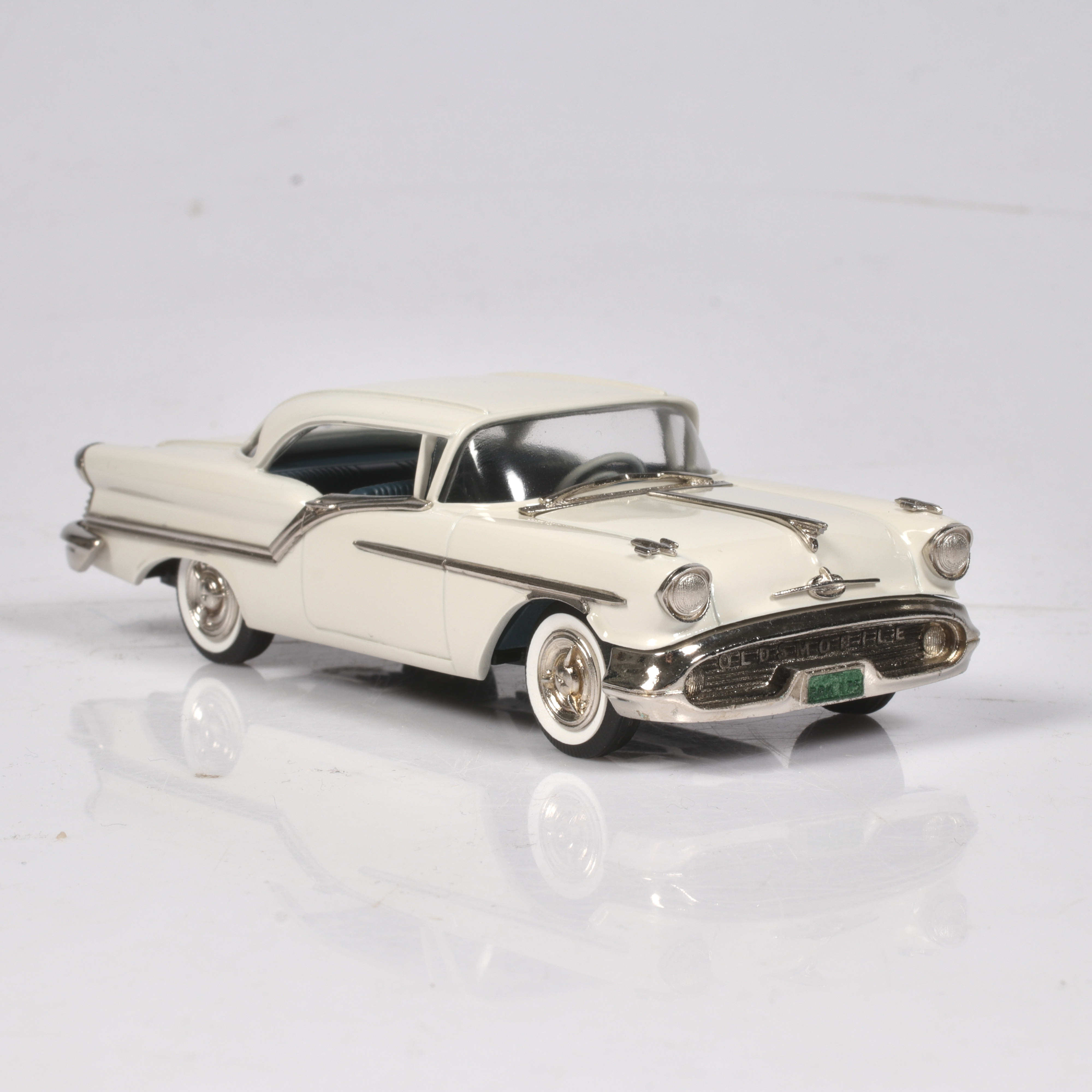 MODELLBIL, metall/resin, Oldsmobile Super 88, 2 Door Holiday, 1957, Brooklin Models, skala 1:43.