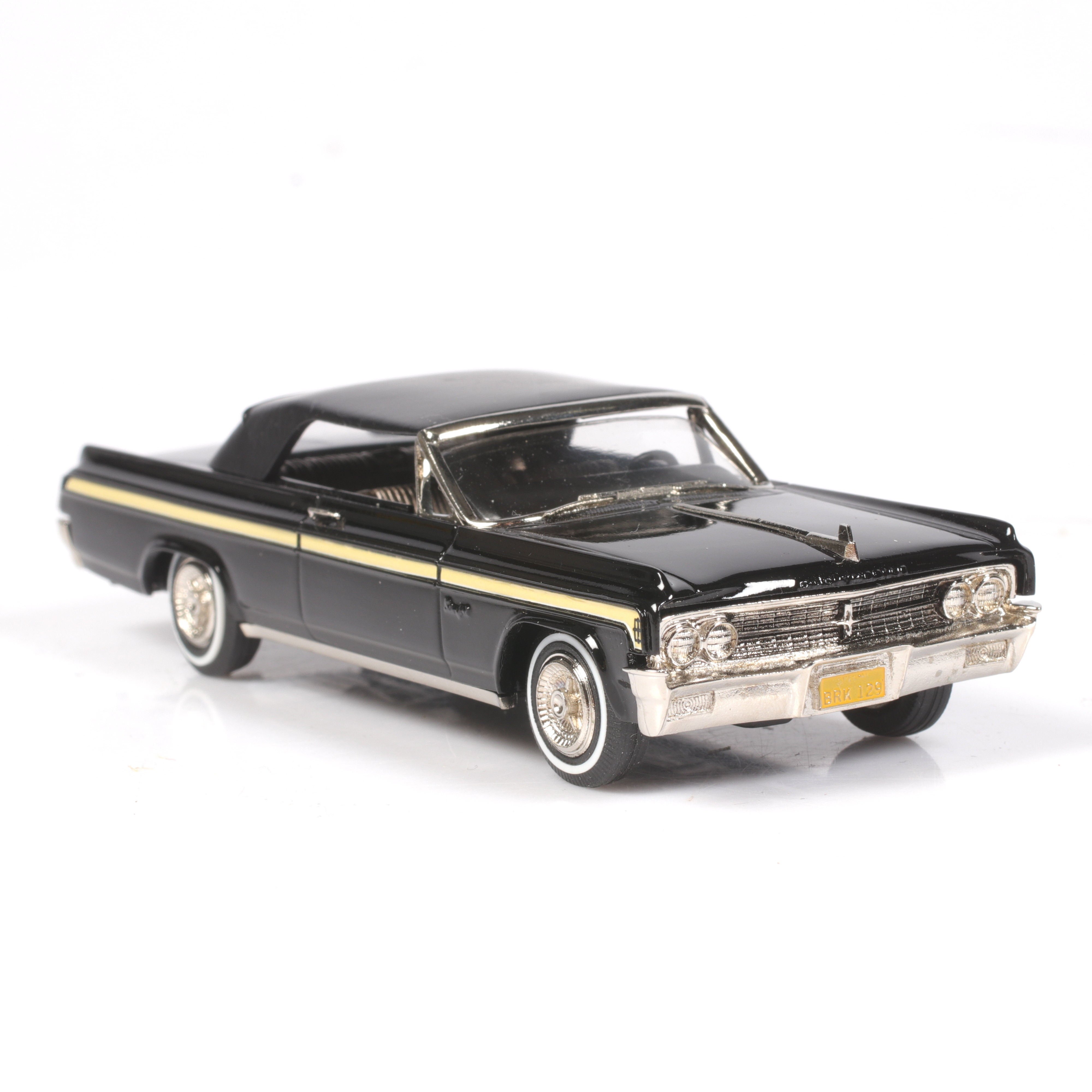 MODELLBIL, metall/resin, Oldsmobile Starfire Convertible, Top-up, 1963, Brooklin Models, skala 1:43.