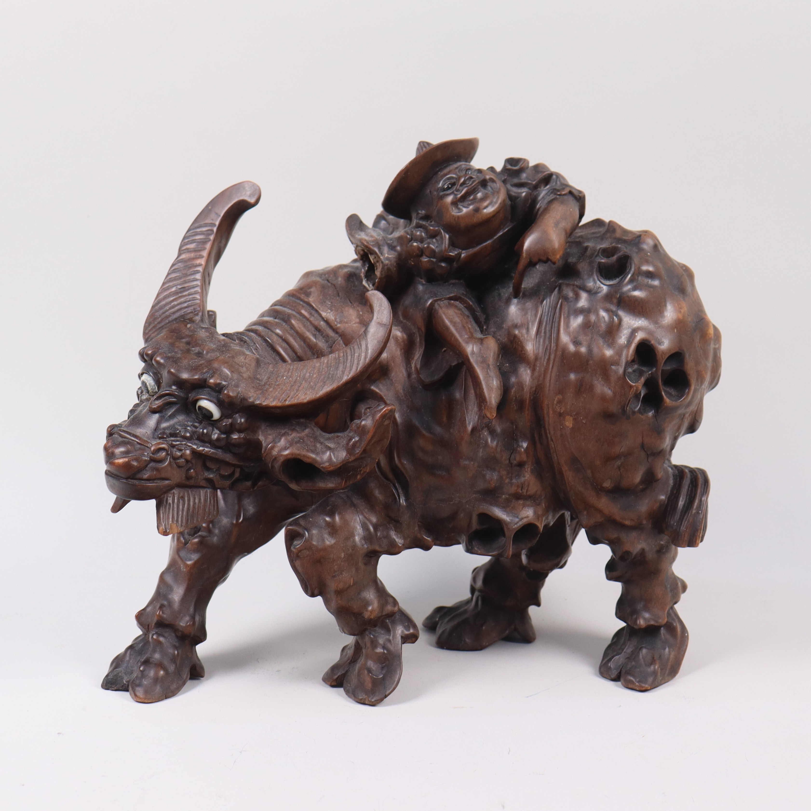 SKULPTUR, Kina, ryttare på vattenbuffel, snidat trä, 1900-tal.