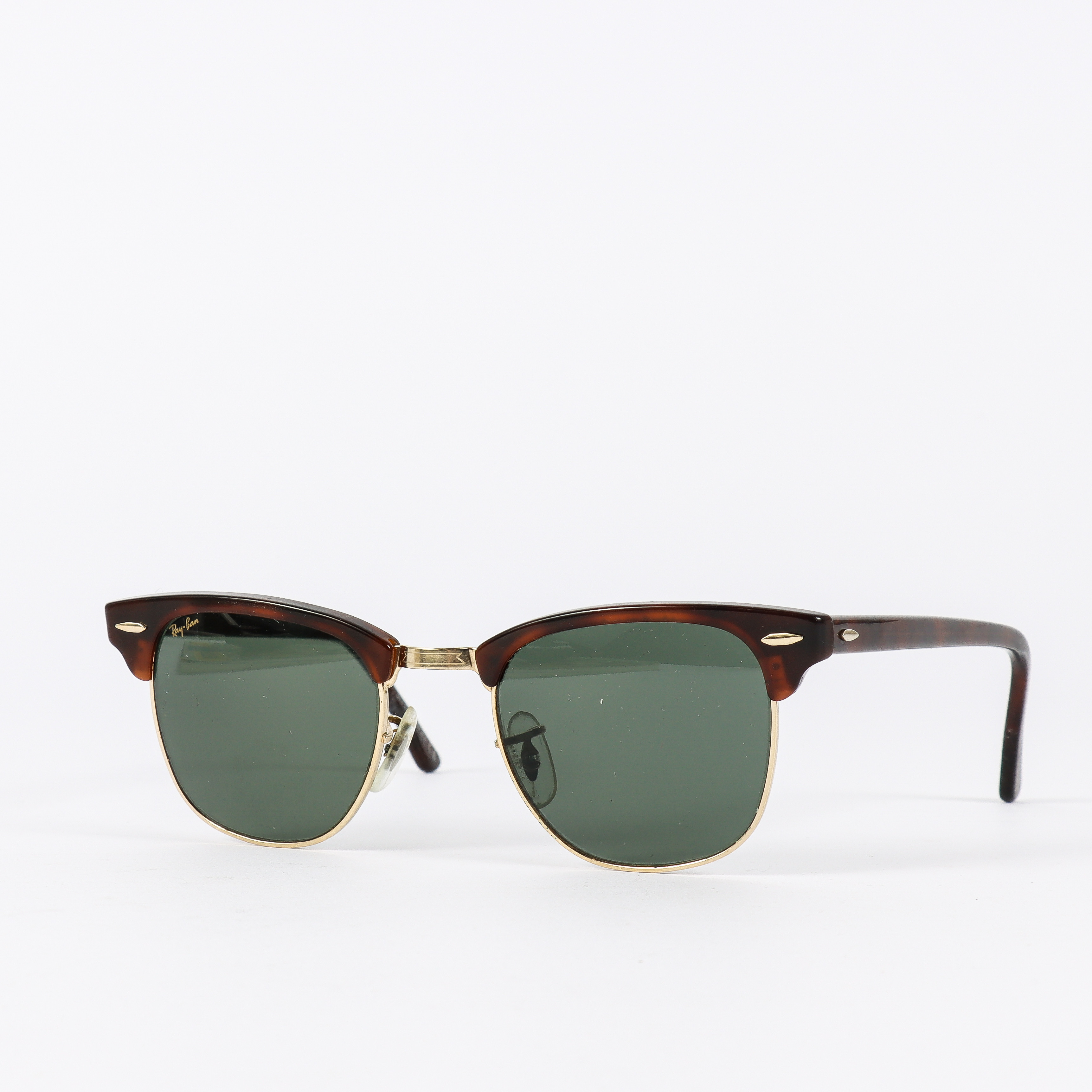 SOLGLASÖGON Ray-Ban Clubmaster, del av gåva till bronshjältarna i landslaget efter Fotbolls-VM 1994, bars enligt Hammarbäck av Tomas Brolin under firandet i Stockholm och Rålambshovsparken.