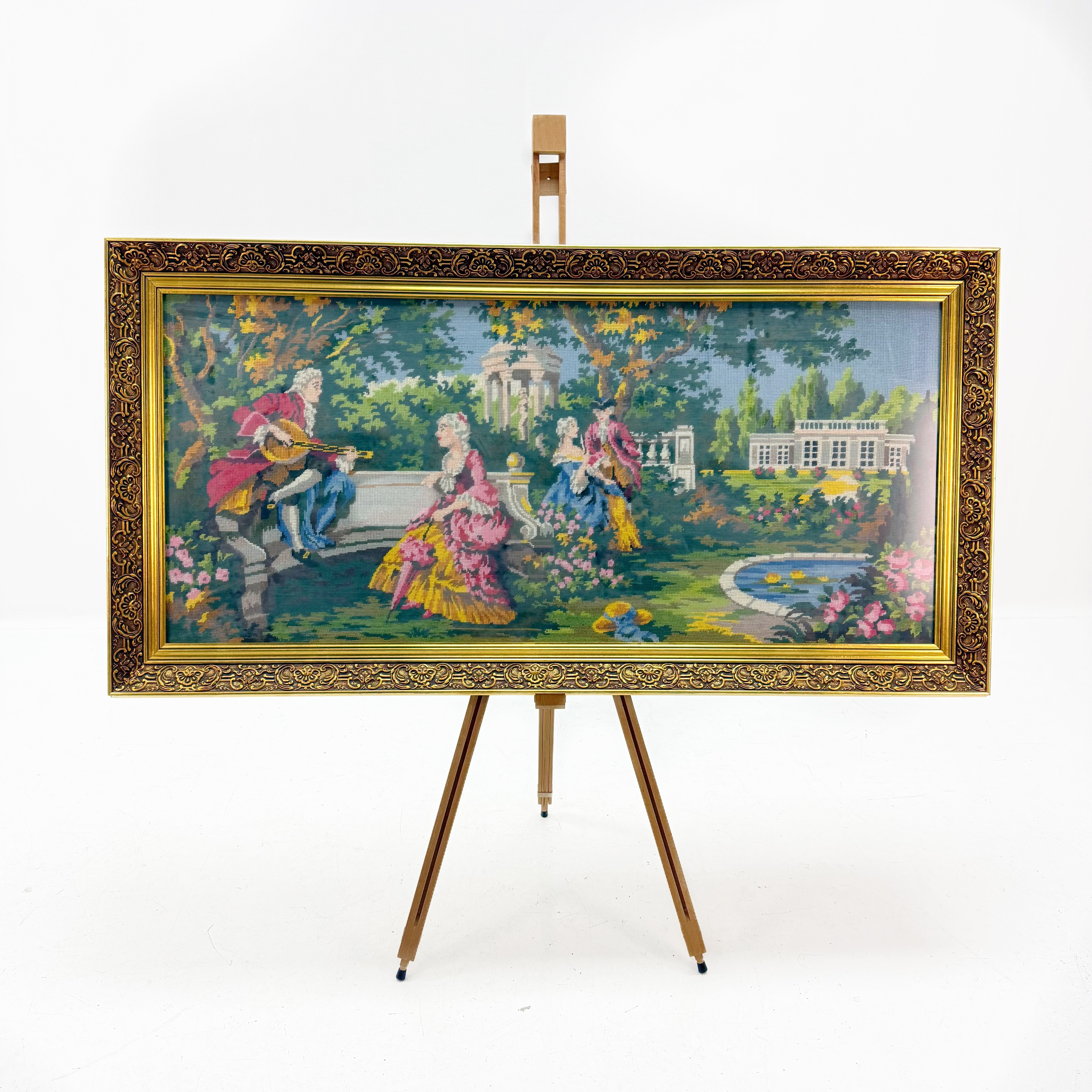 BRODERIi "Musik i barockträdgården", glasad ram.