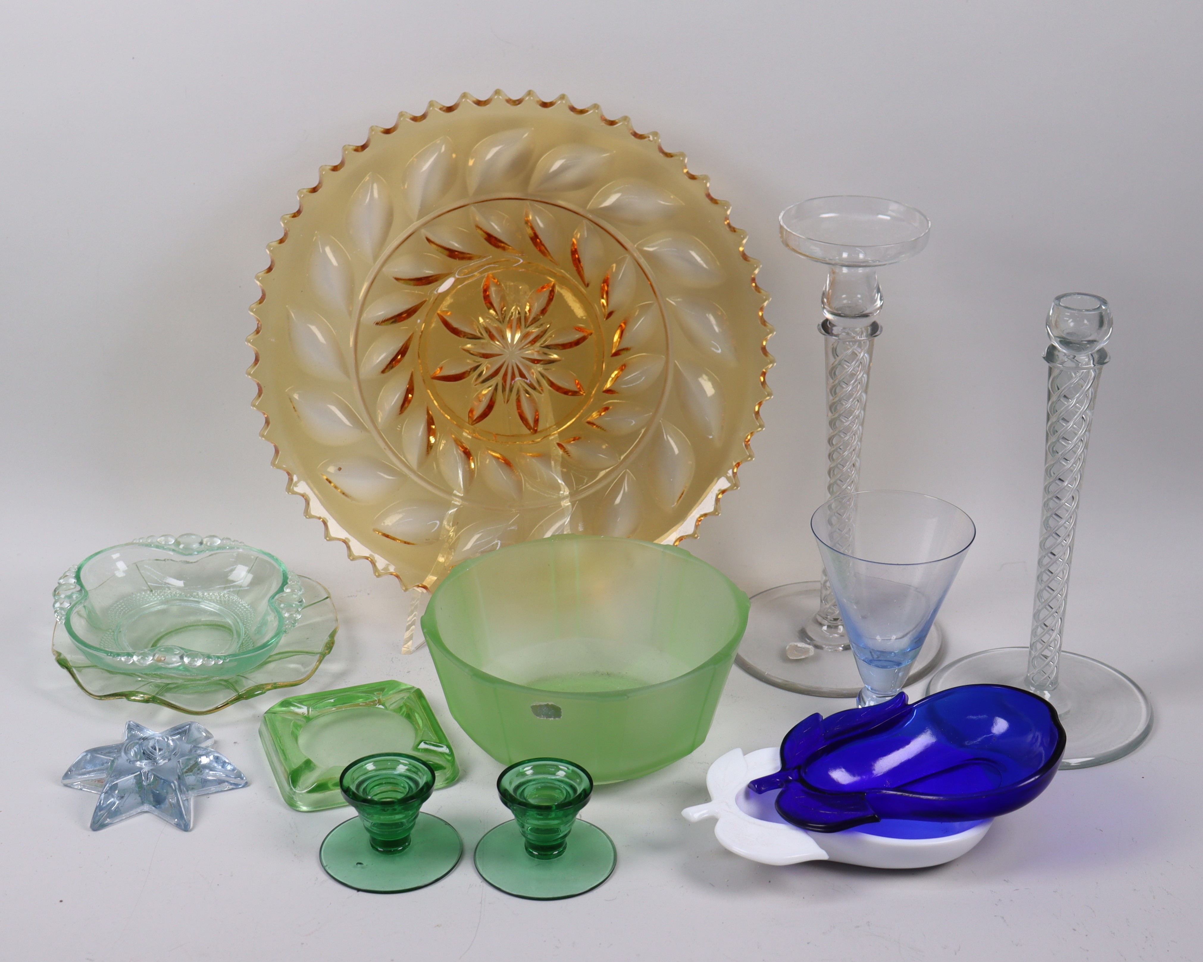 TRELLEBORGS GLASBRUK, diverse bruksglas, ljusstakar, askopp, skålar, 13 delar.