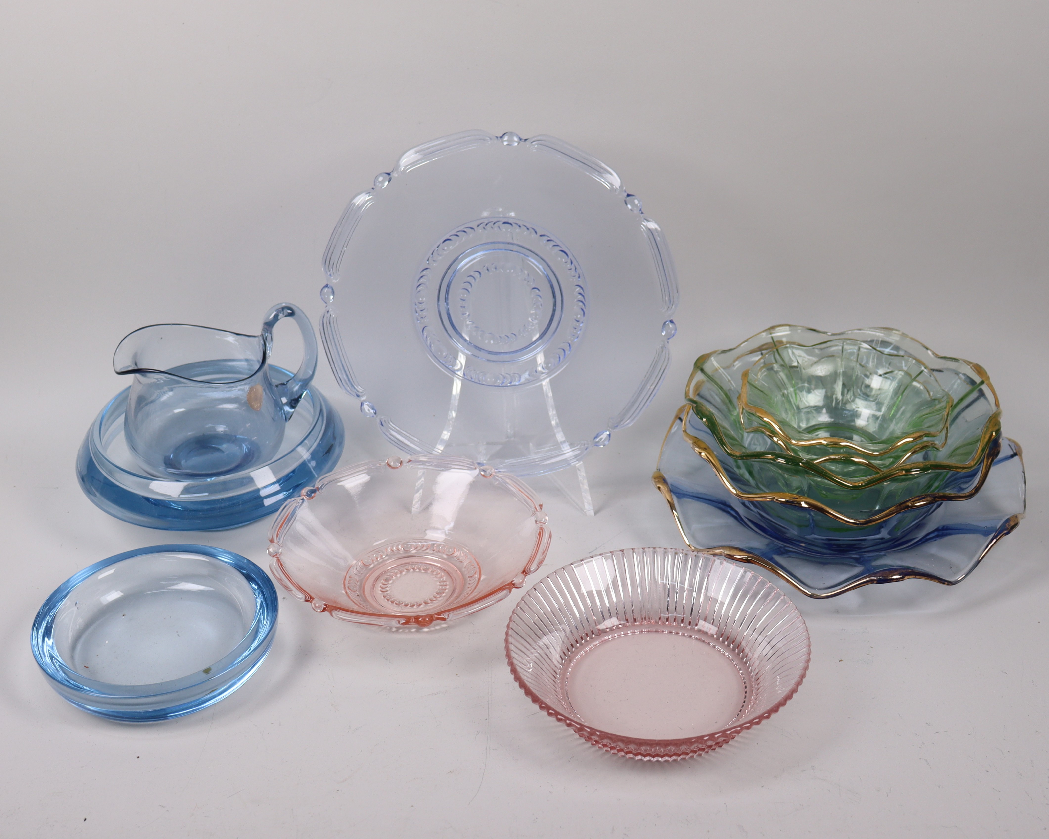 TRELLEBORGS GLASBRUK, diverse bruksglas, skålar och fat, 11 delar.