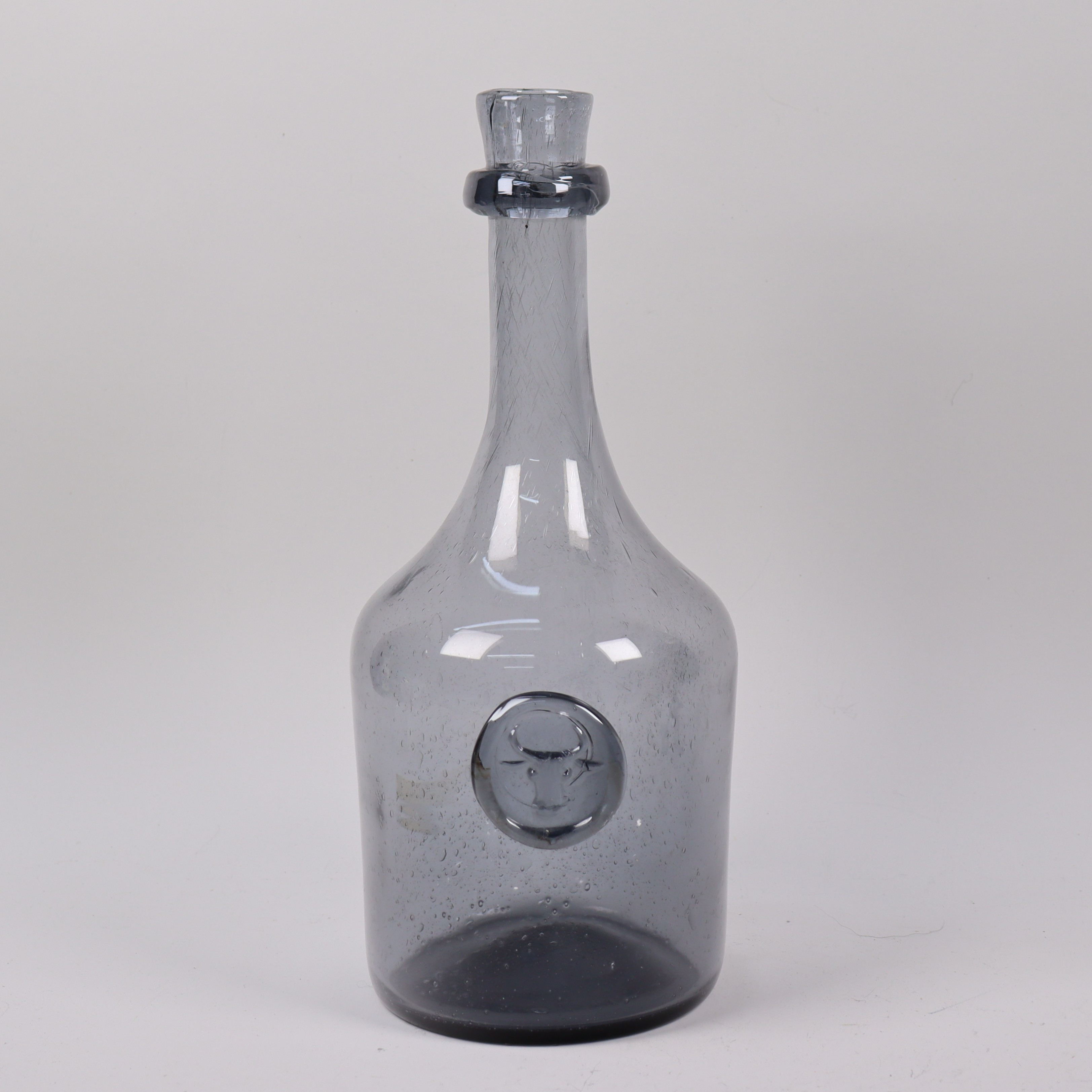 ERIK HÖGLUND. Boda, vas / flaska med tjurhuvud i relief, glas.