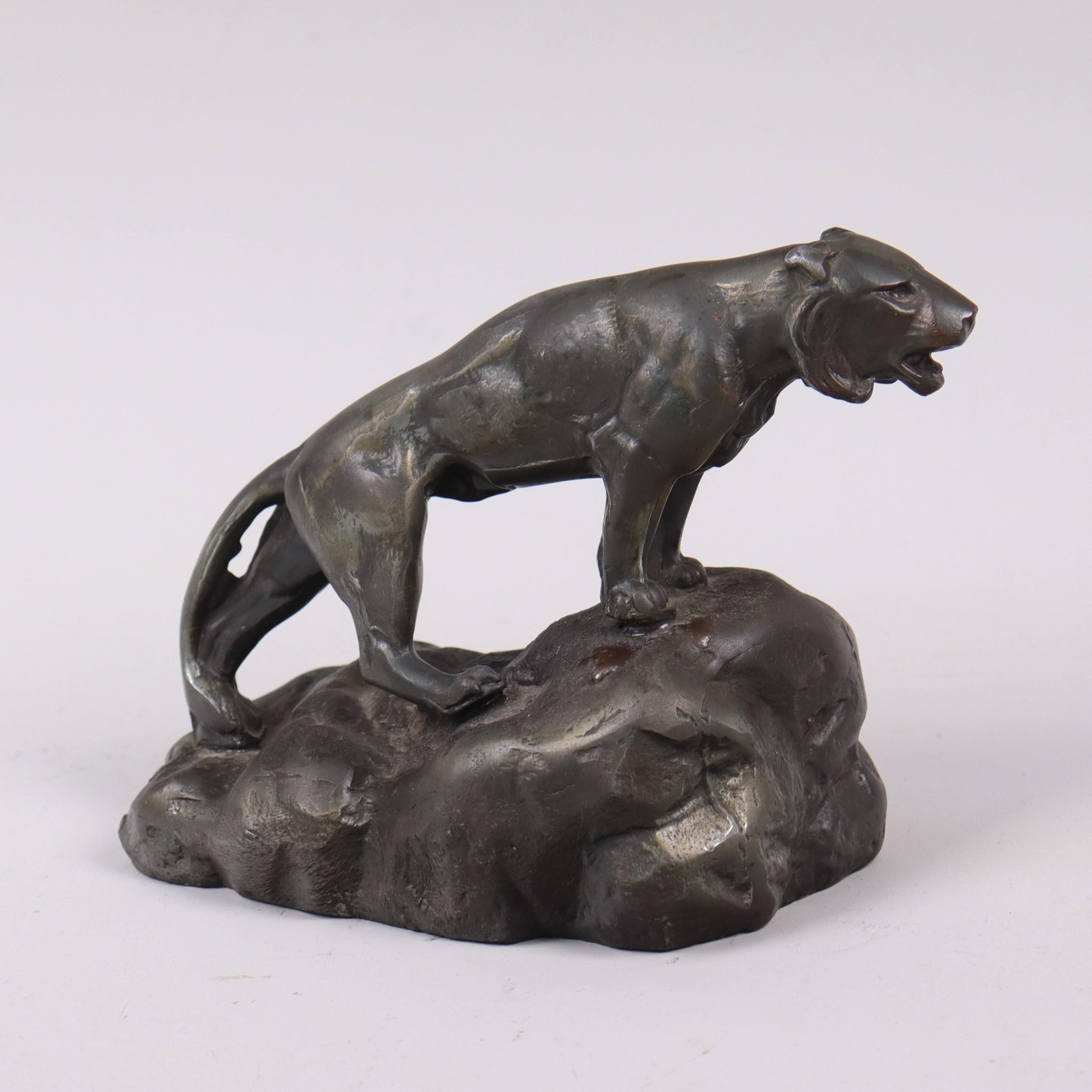 SKULPTUR, lejon på klippa, ljuten patinerad metall.