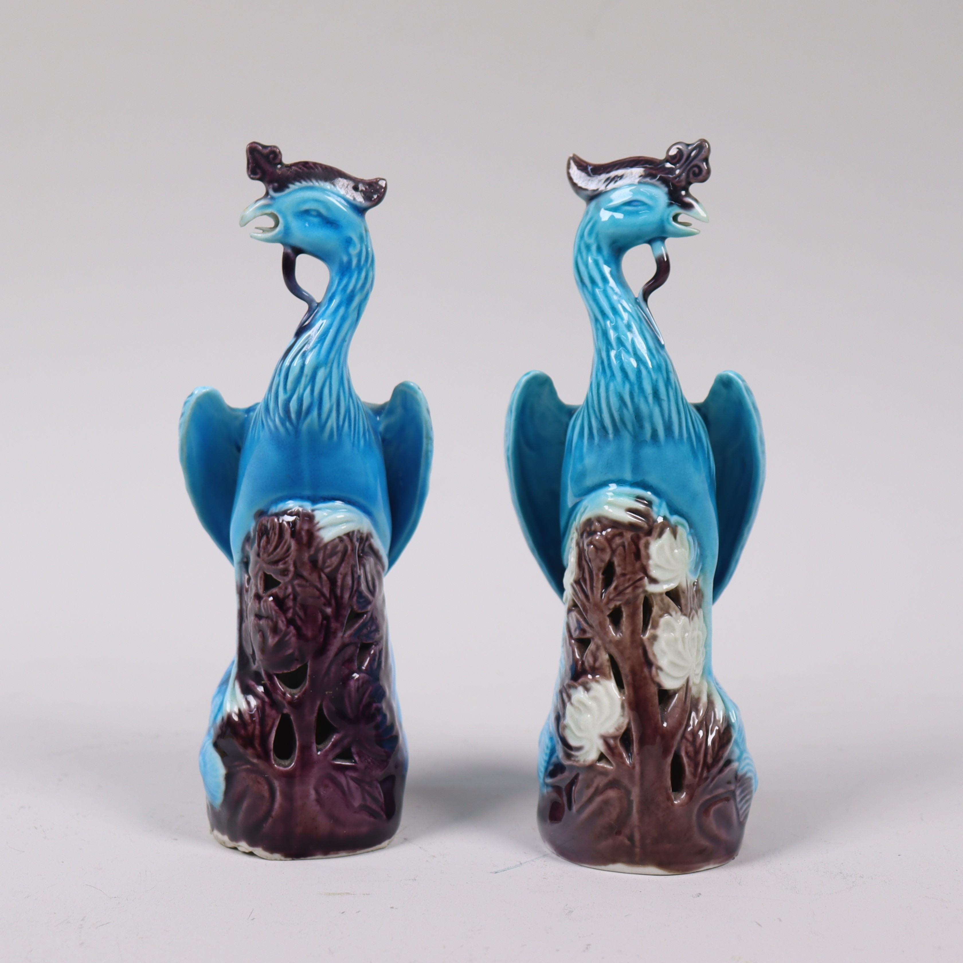 FIGURINER, Kina, phoenix fåglar i porslin med turkos glasyr, 1 par, 1900-talets första hälft.