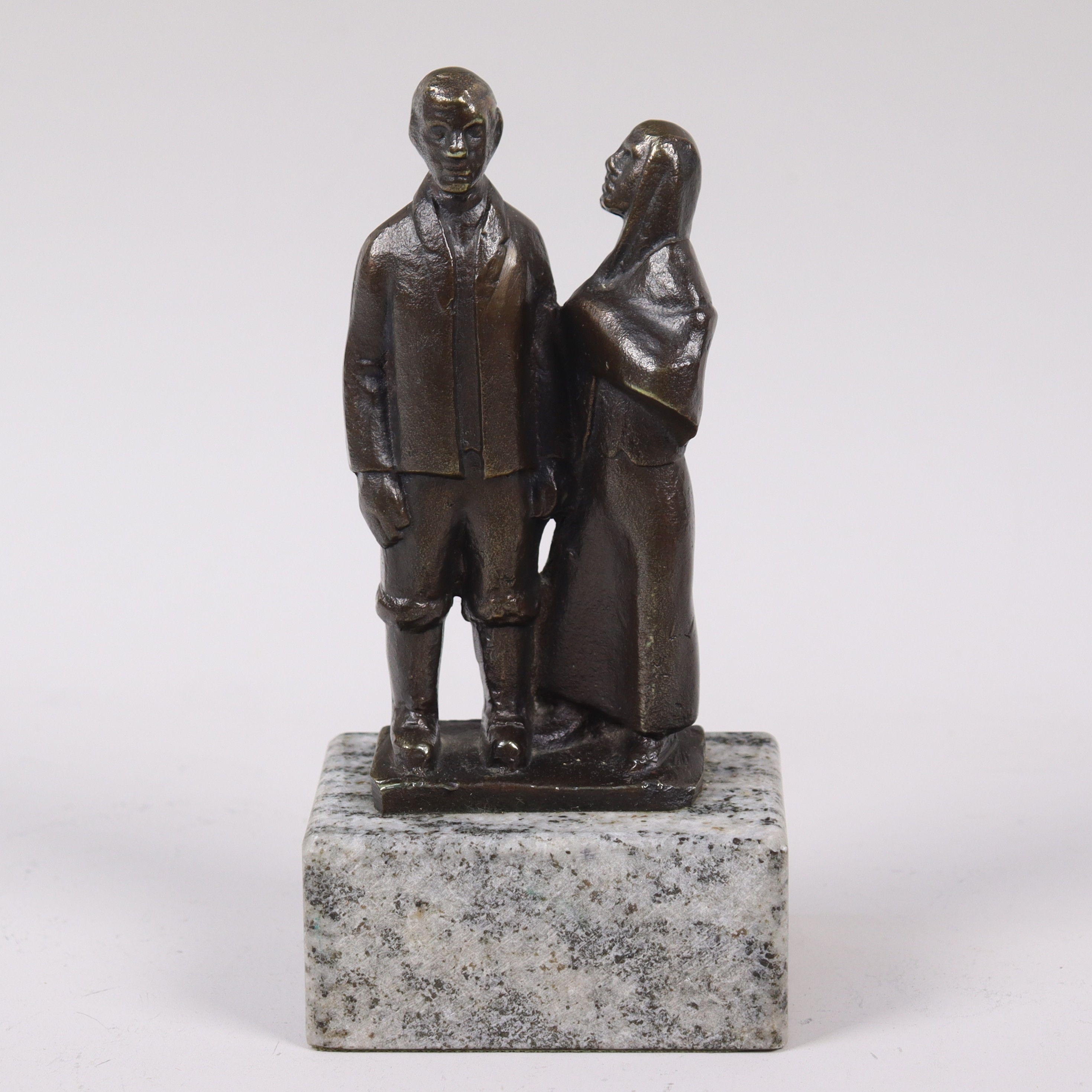 AXEL OLSSON. AXEL OLSSON. skulptur, ''Utvandrarna'', brons på stensockel.