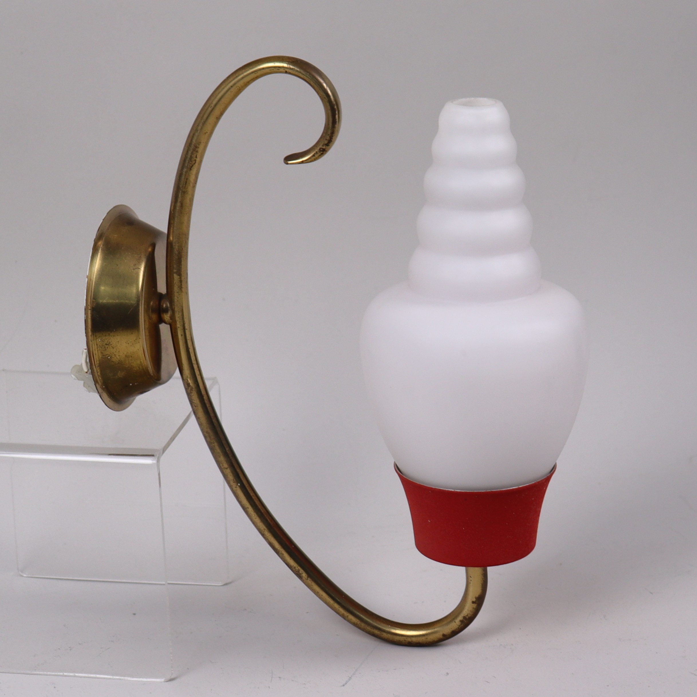 VÄGGLAMPA, Swedish Modern, opalglas och mässing, 1950-tal.