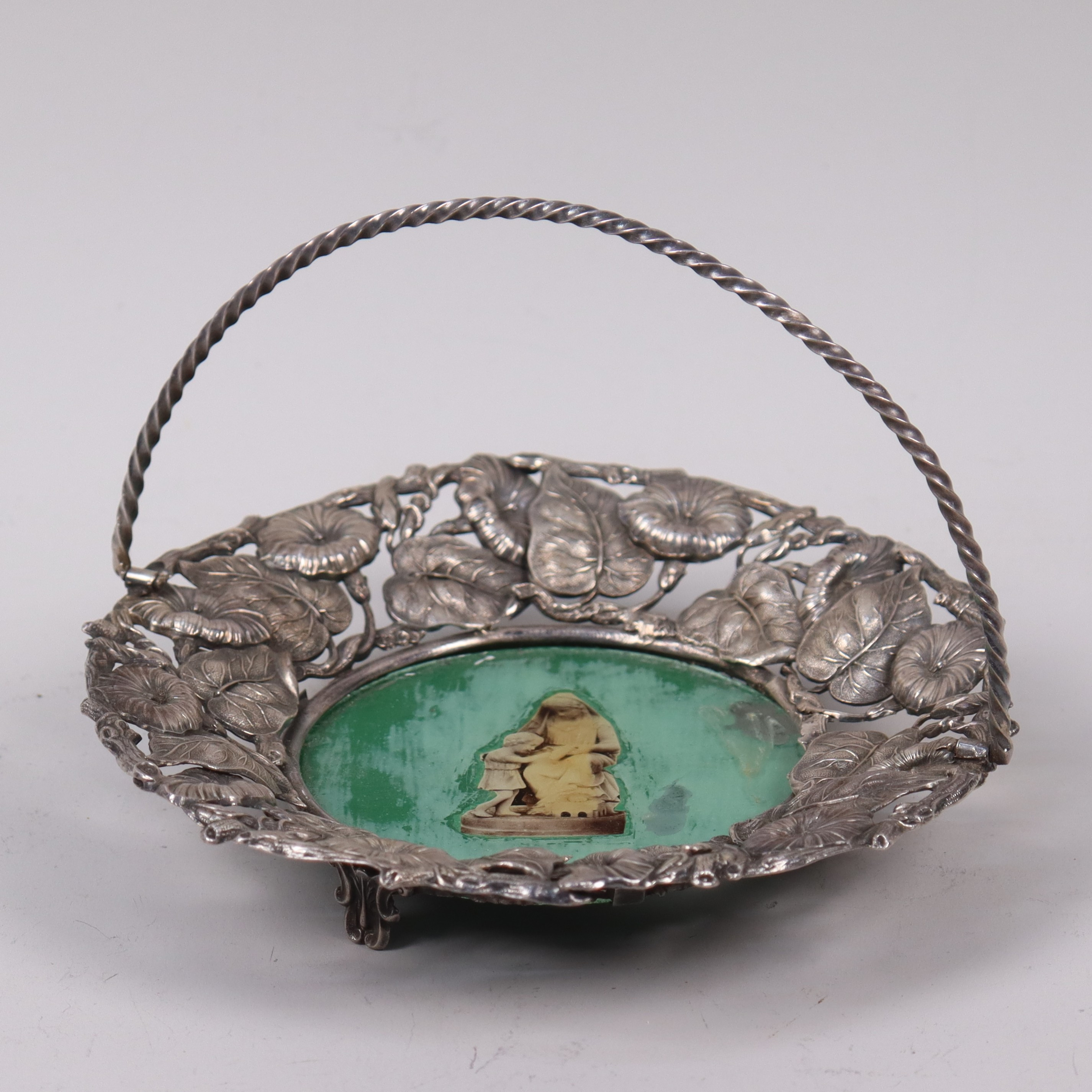 SKÅLFAT med handtag, metall med reliefdekor av foliage och blomster, i mitten glasmålning med jesus och madonnan.