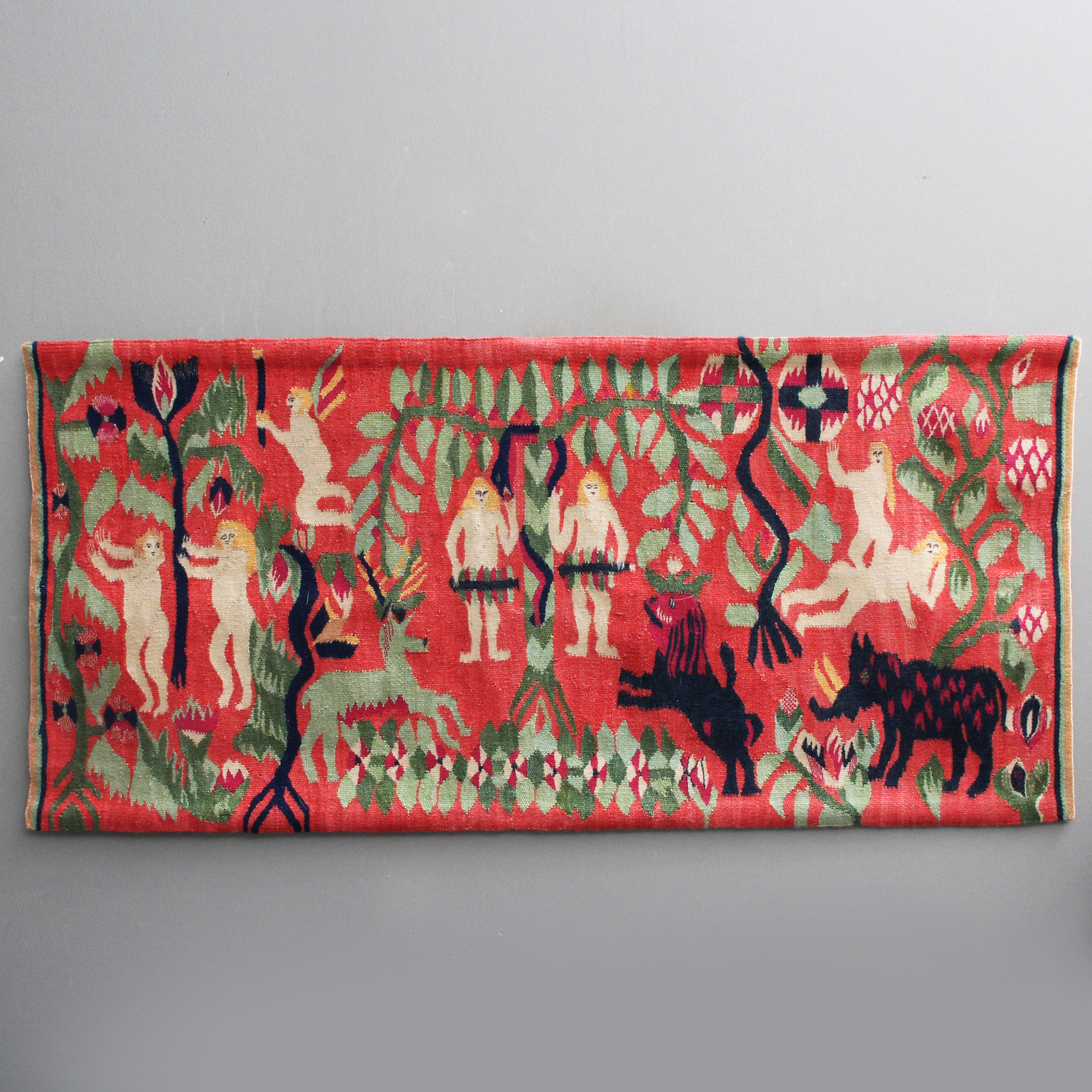 OIDENTIFIERAD KONSTNÄR. VÄGGVÄVNAD, flamsk, Edenmotiv, Bok Levande Textil medföljer, Konstnärssignatur HJ, 1980.