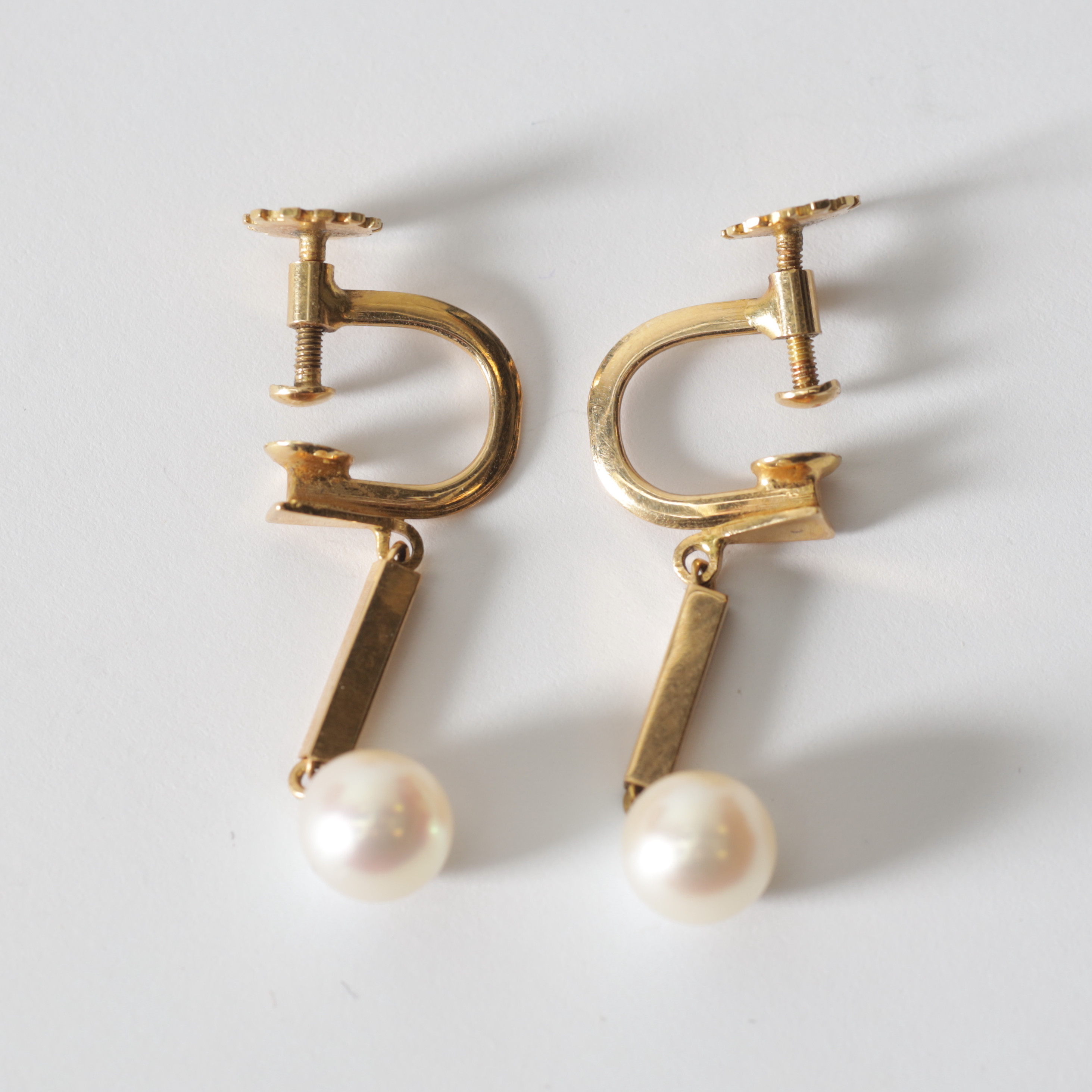 ÖRHÄNGEN, 1 par, 18K guld med pärlor, 1960. Totalvikt ca 3 gram.