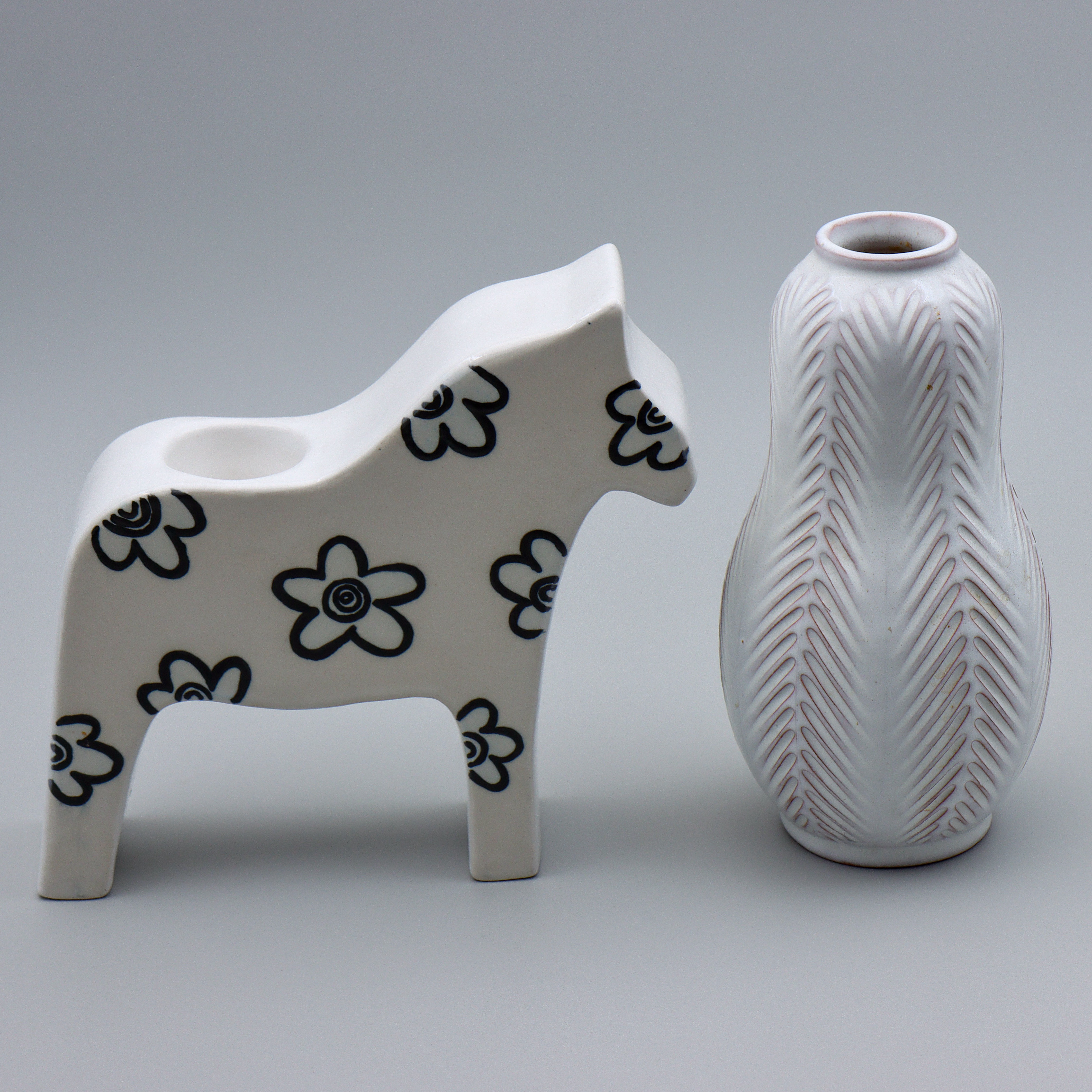 ANNA-LISA THOMSON. VAS (21cm) GLASERAT STENGODS, EKEBY SAMT LJUSSTAKE GABRIEL.