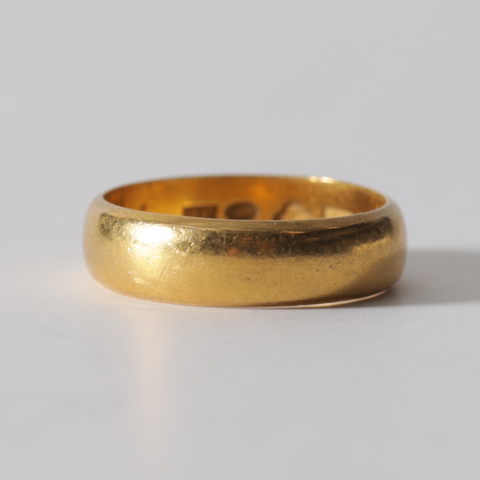 RING, 23K guld, 1800-talets slut. Totalvikt ca 5,7 gram.