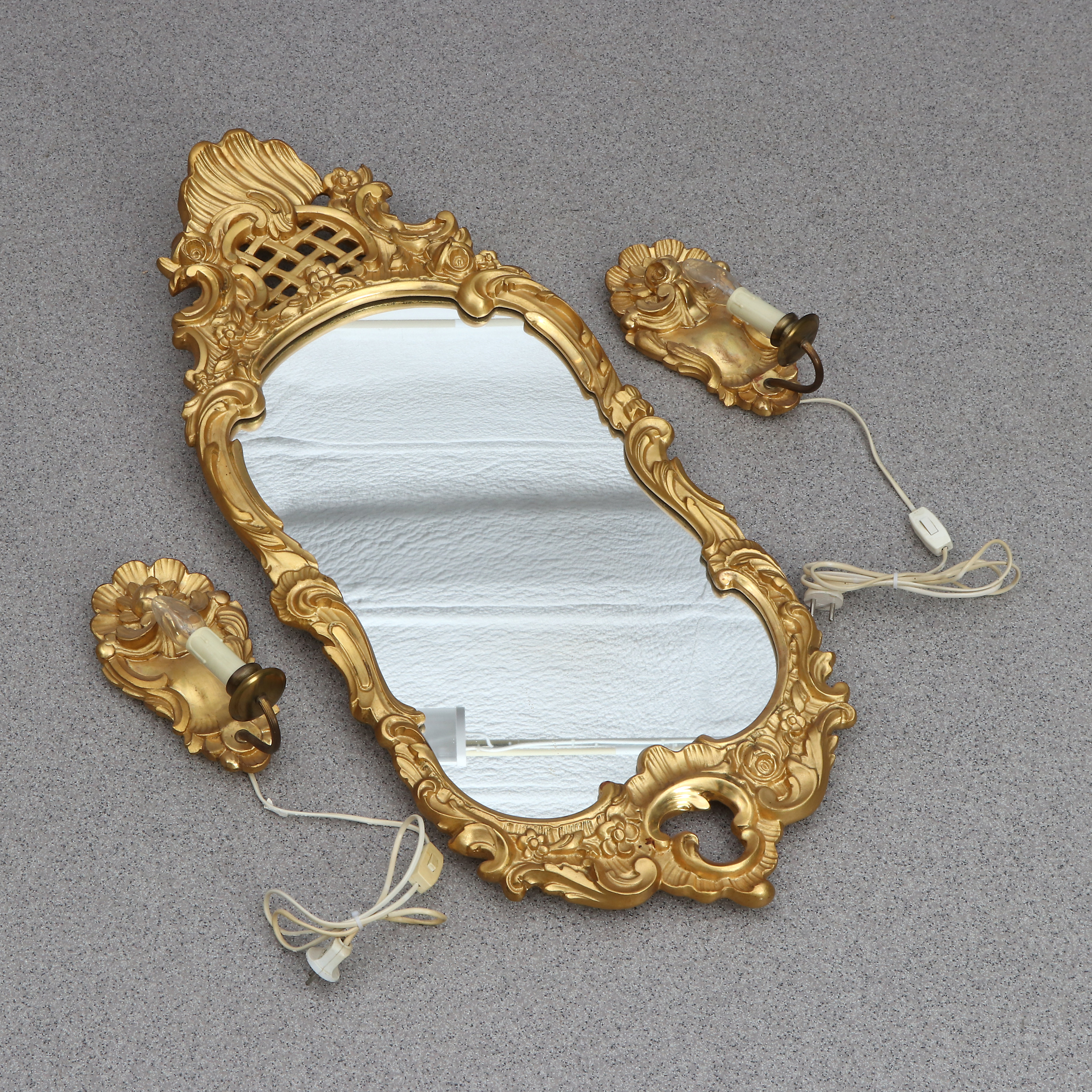 SPEGEL SAMT ETT PAR VÄGGLAMPETTER. Skuret, skulpterat, förgyllt och bronserat trä. Rokokostil, 1900-talets mitt.