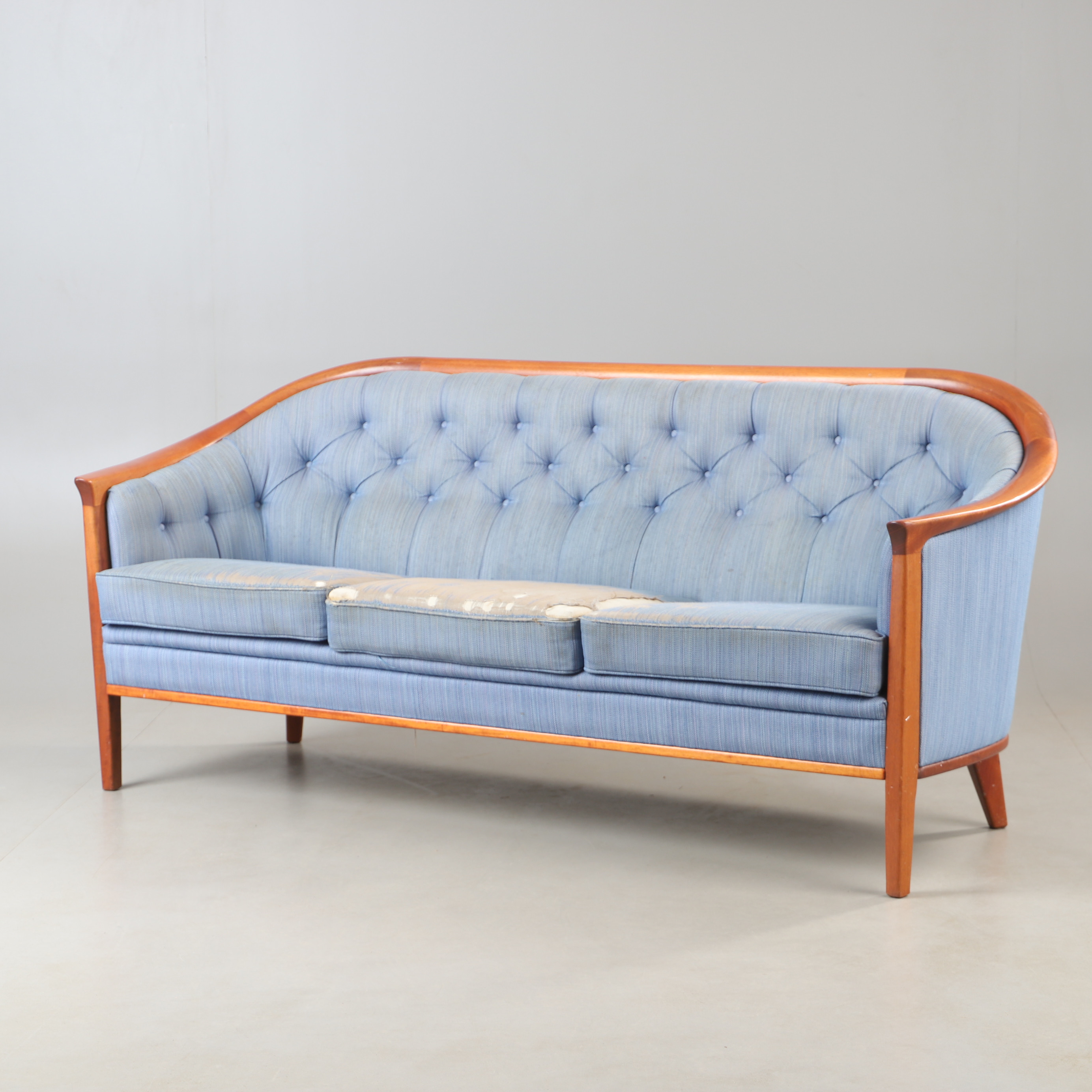 BERTIL FRIDHAGEN (1905-1993). Soffa, ”Aristokrat”, mahogny och plyschkläd, 1900-talets andra hälft.