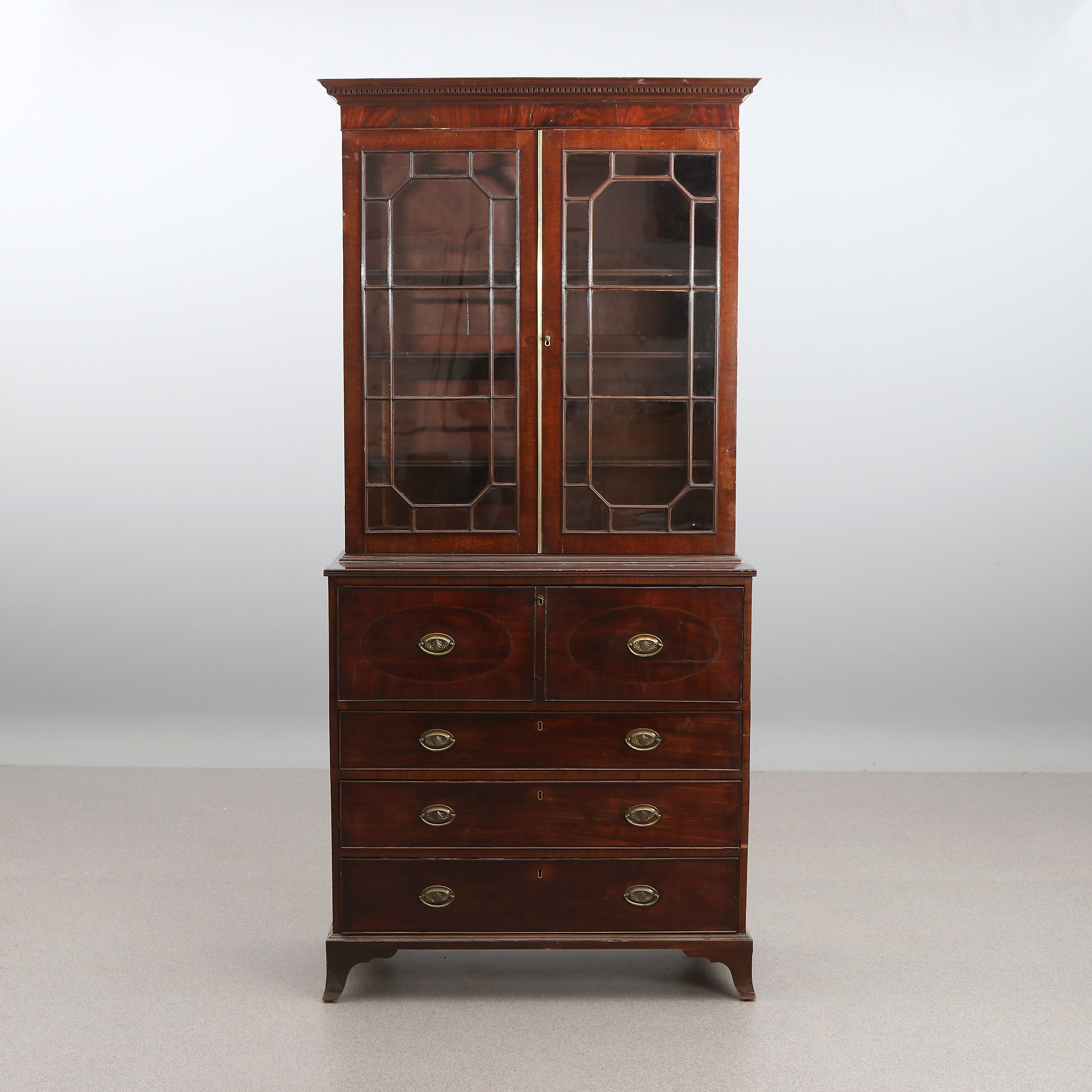 SEKRETÄR MED VITRINOVANDEL. Mahogny med mässingsbeslag. Regency, England. 1800-tal.