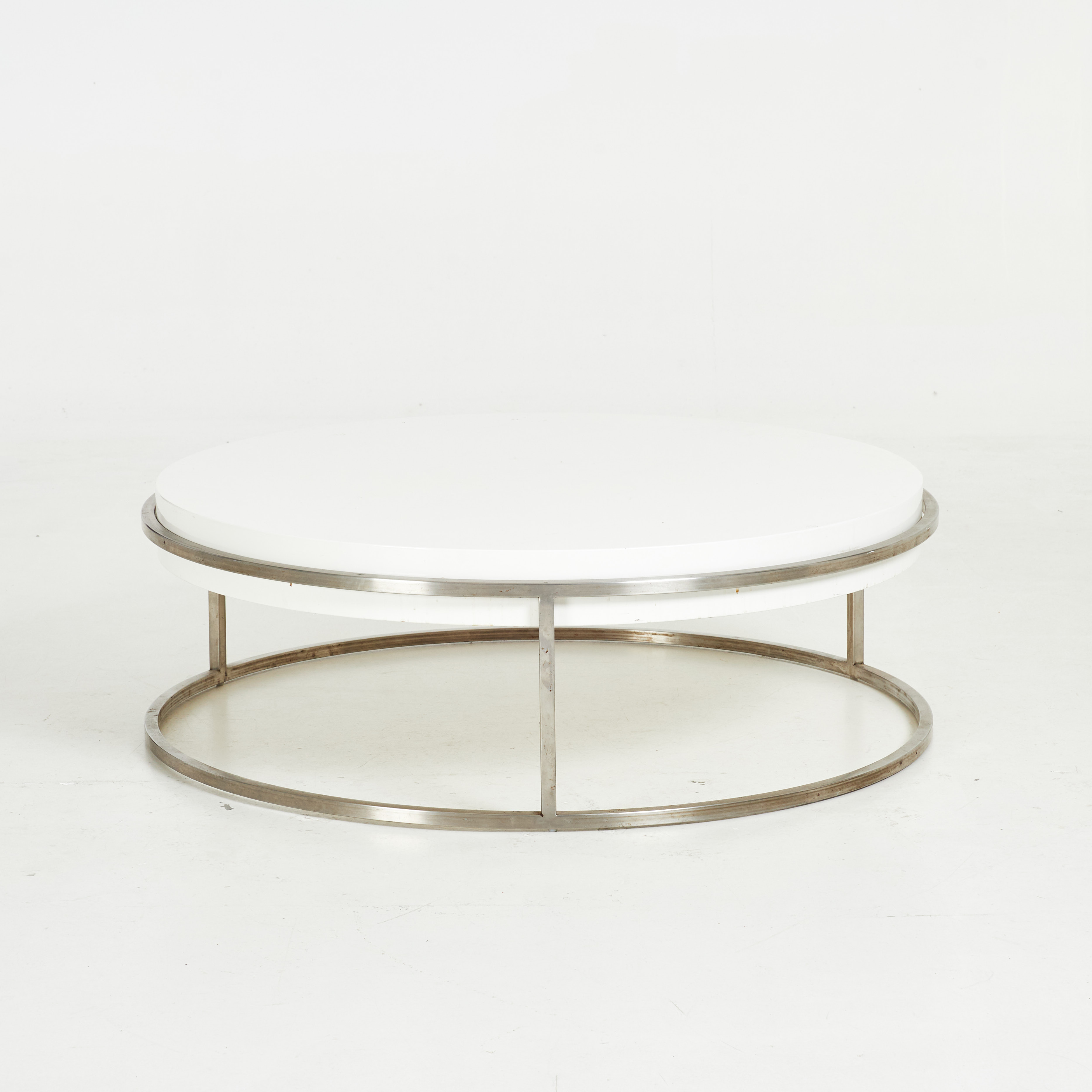 RICARDO BELLO DIAS. soffbord, "Nube", samtida, vitlackerad skiva, benställning i metall.