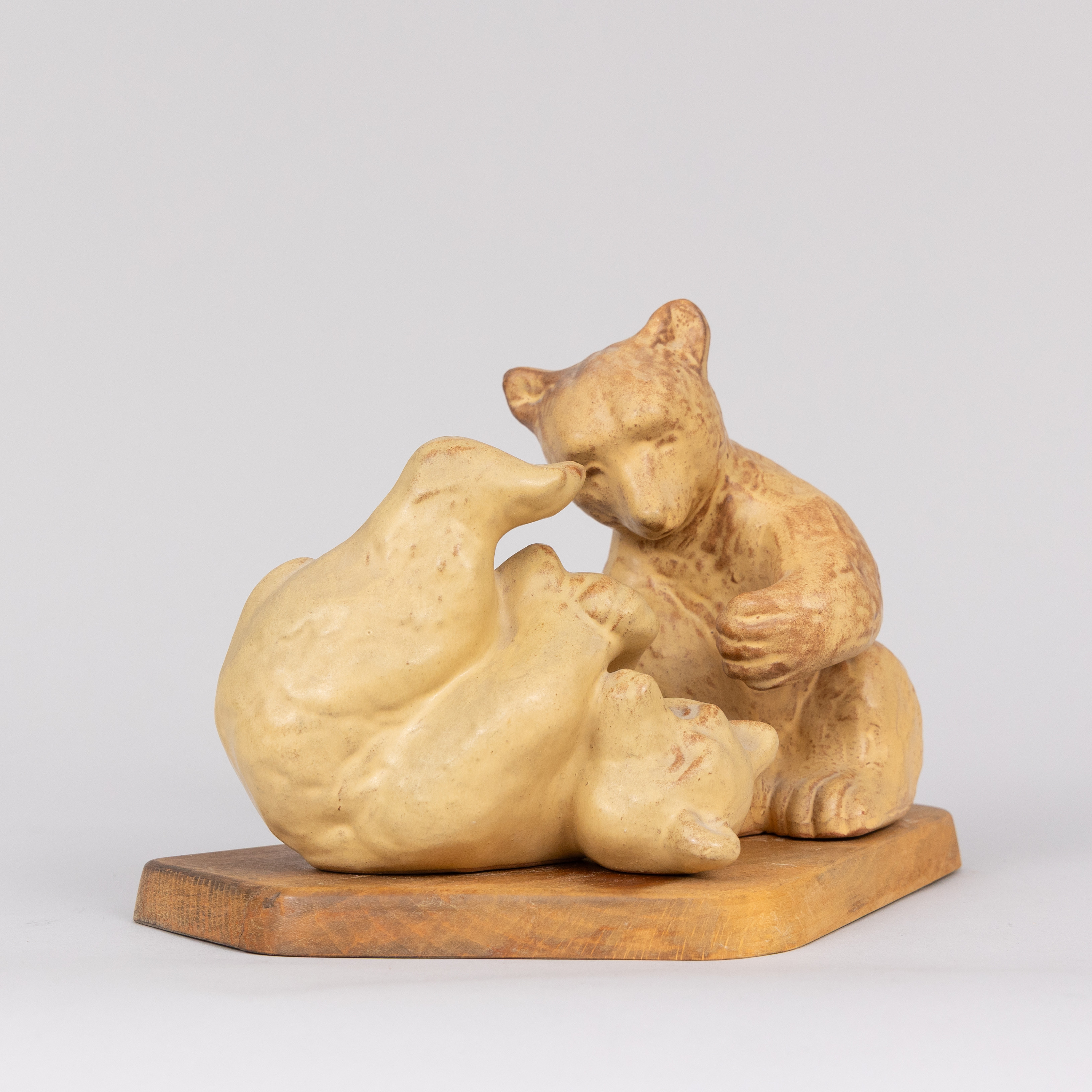 VICKE LINDSTRAND. Björnar, glasrat lergods, Upsala Ekeby.