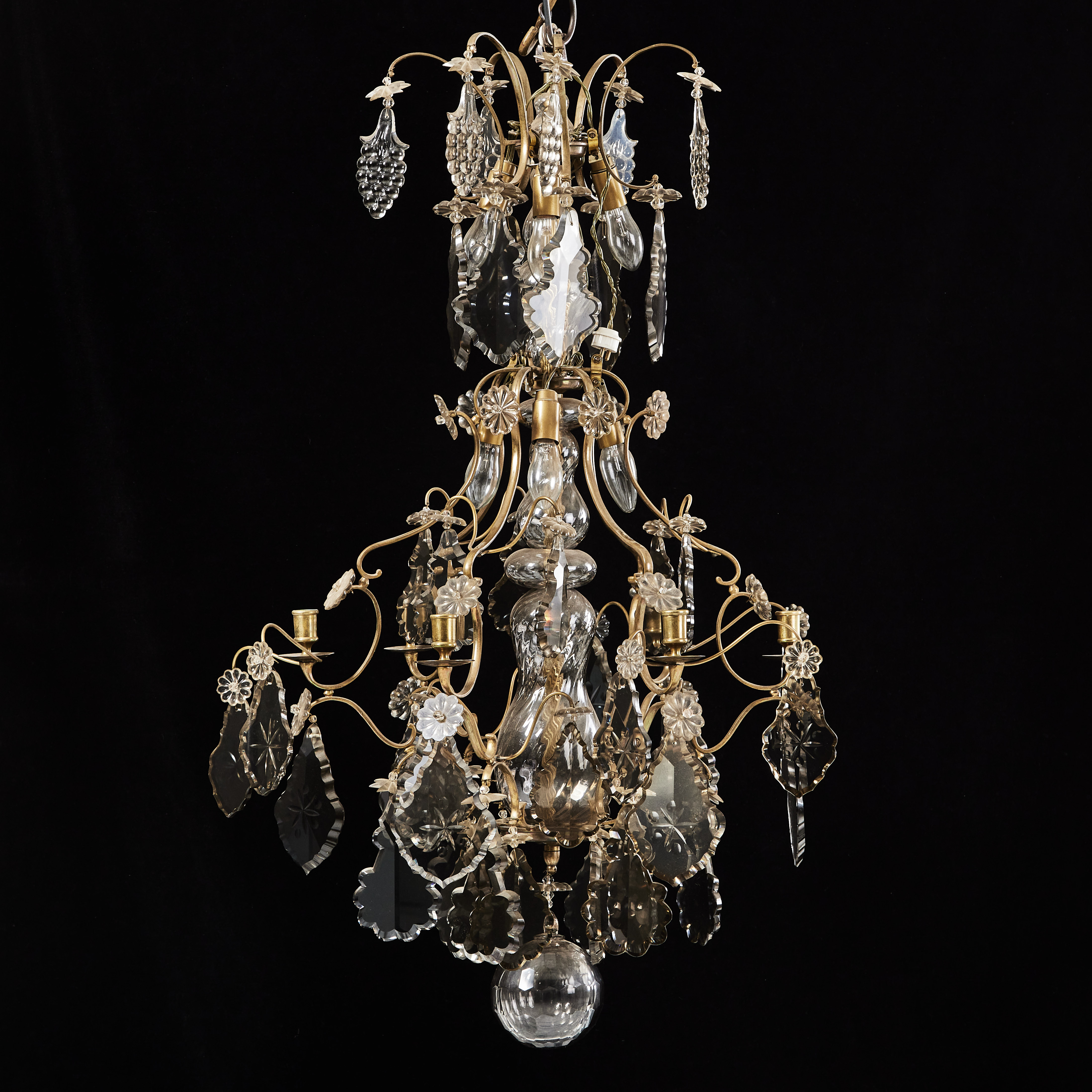 LJUSKRONA, 1900-talets första hälft, rokokostil, stomme i mässing, behängd mestadels med rökfärgade prismor, för 6 ljus, elektrifierad.