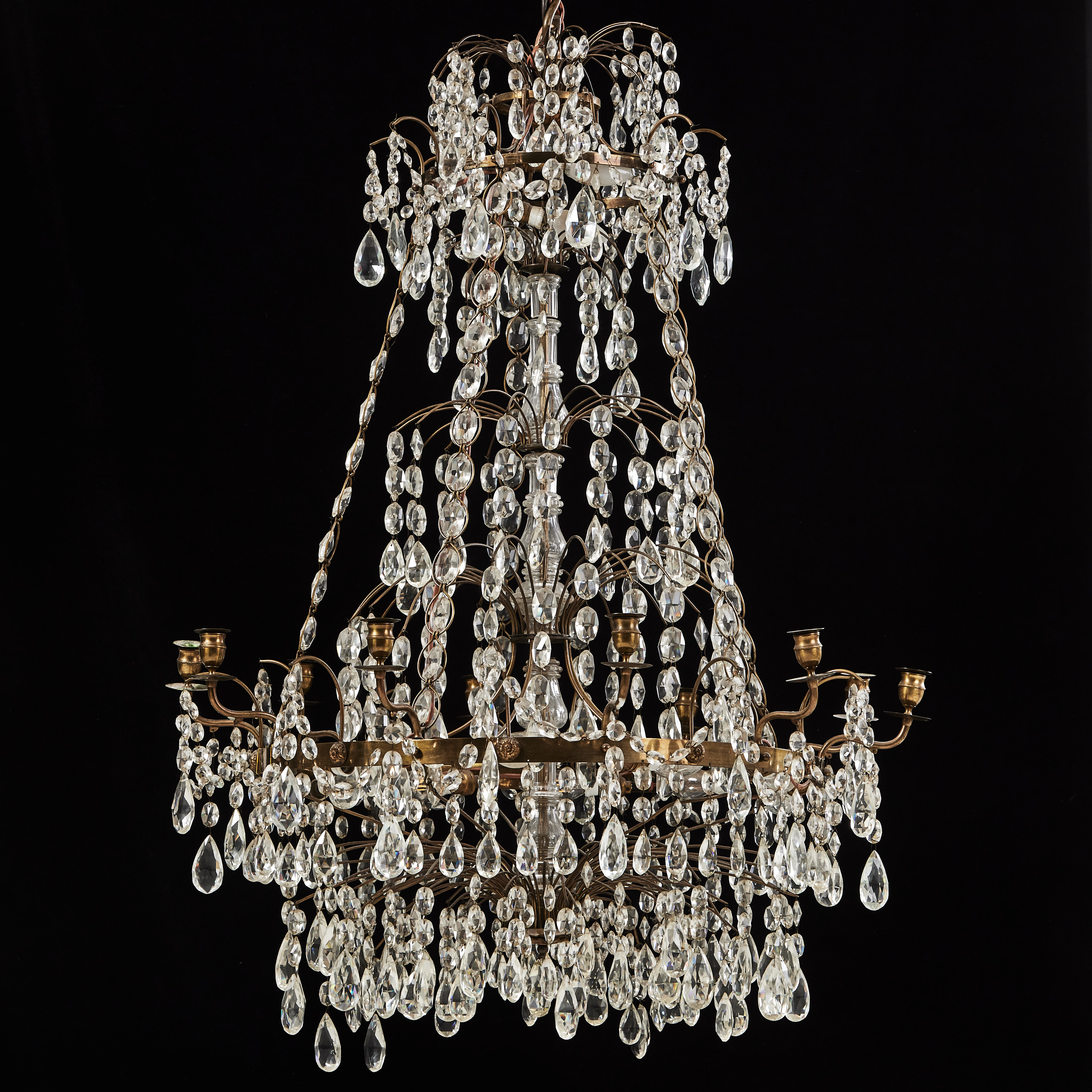 LJUSKRONA, 1900-talets första del, gustaviansk stil, för 10 ljus, stomme i mässing, behängd med prismor, elektrifierad.