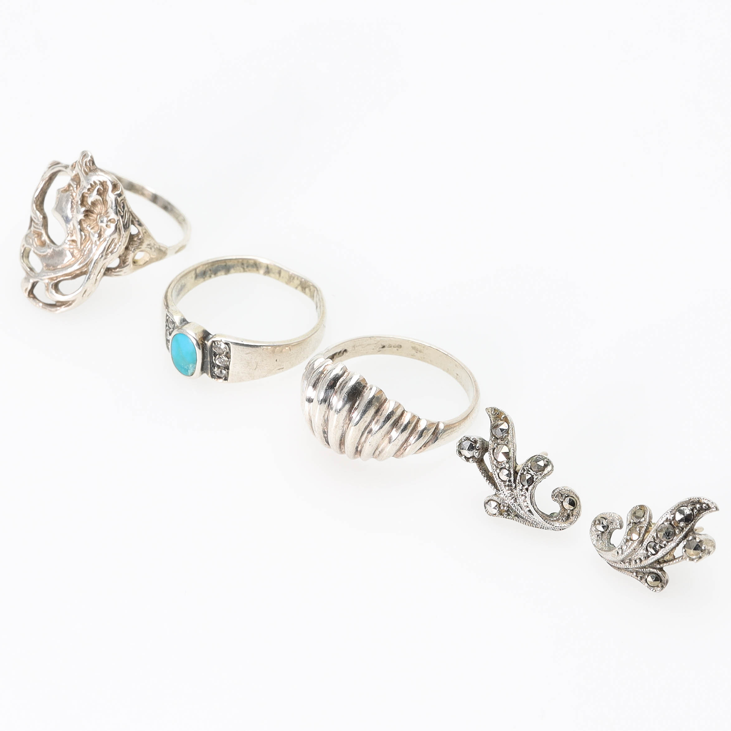 ÖRHÄNGEN samt RINGAR, 4 delar, silver, markasiter.