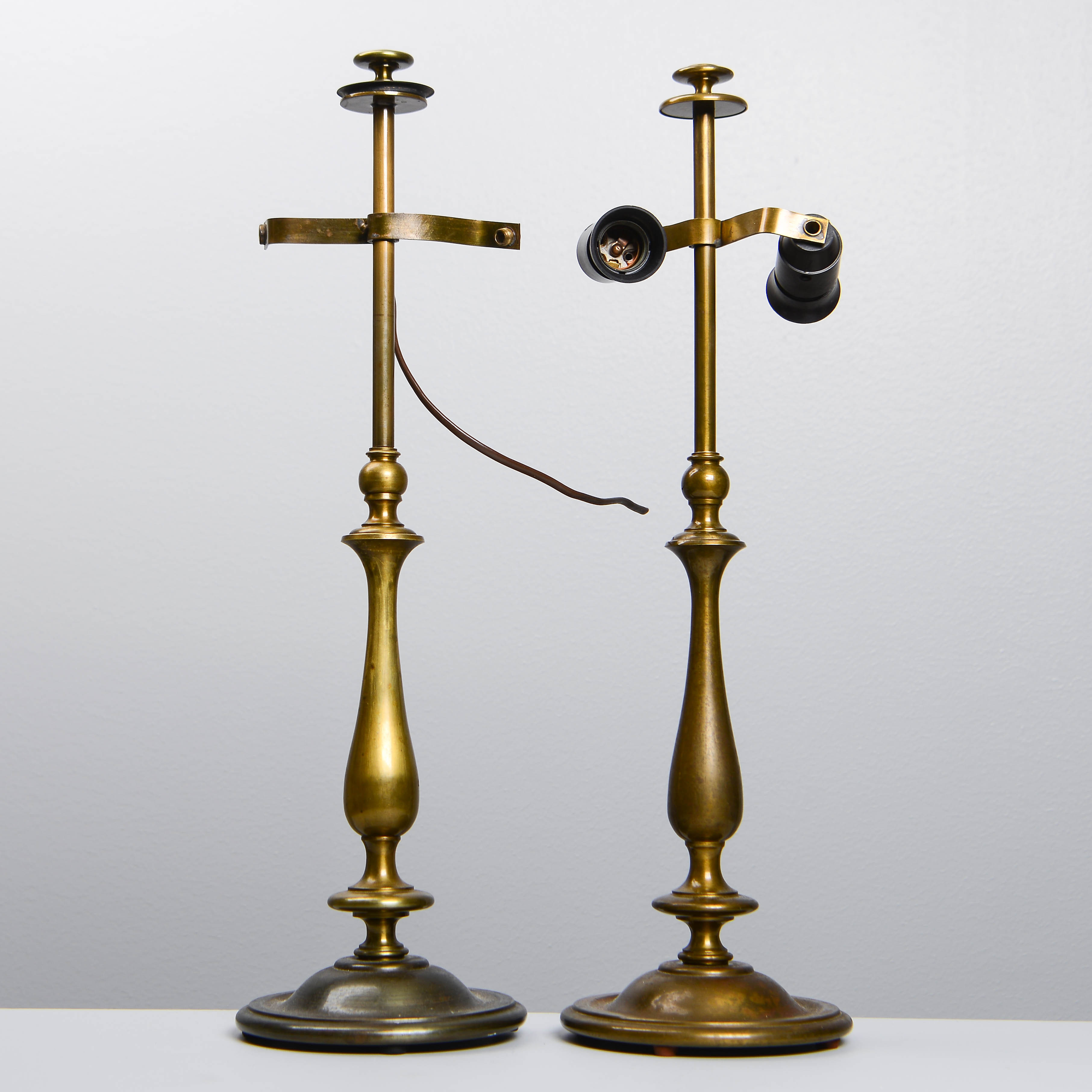 BORDSLAMPOR, 2 st, mässing, "9981-82", troligtvis Nordiska Kompaniet, 1900-talets första del.