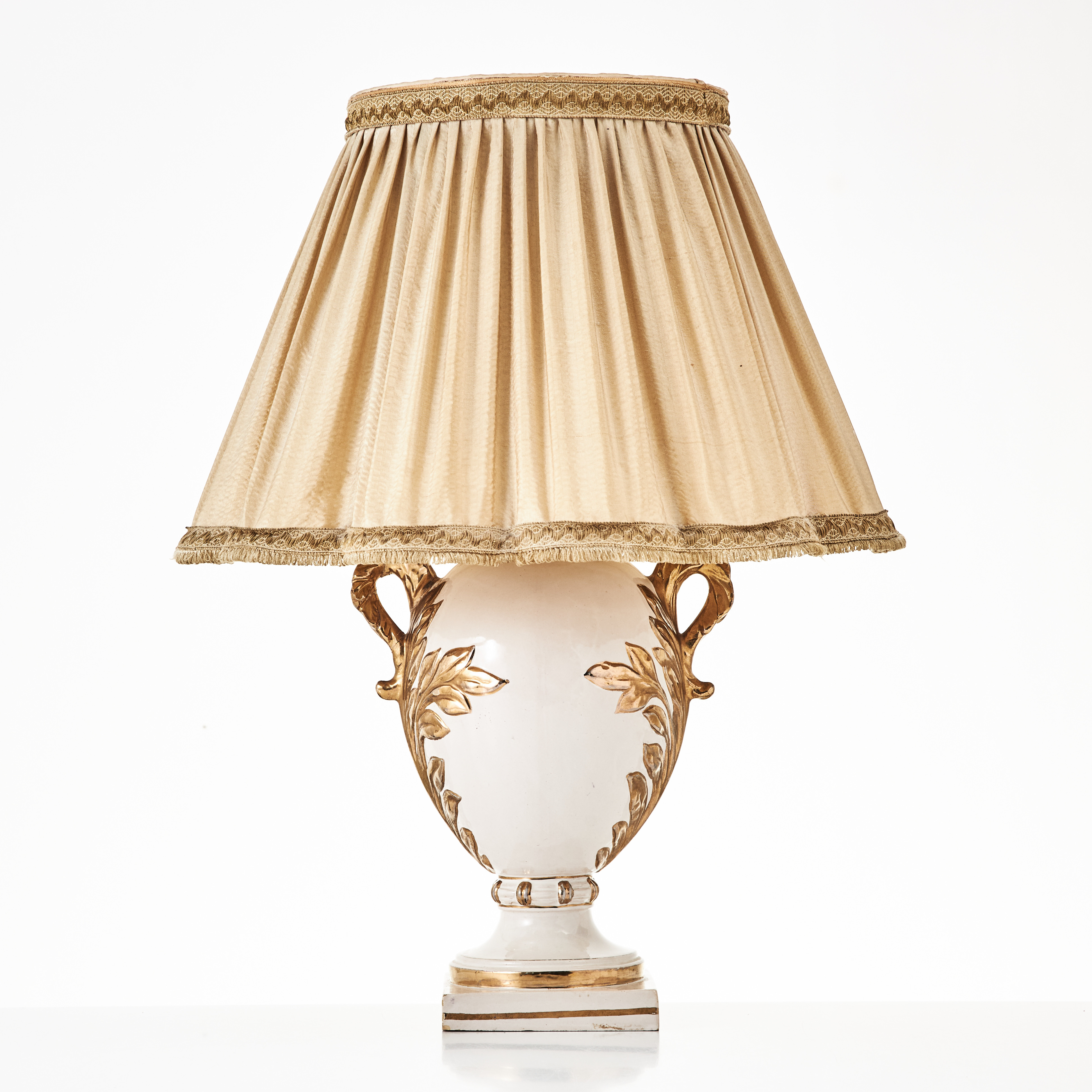 BORDSLAMPA, 1900-tal, flintgods, förgylld dekor, Italien.