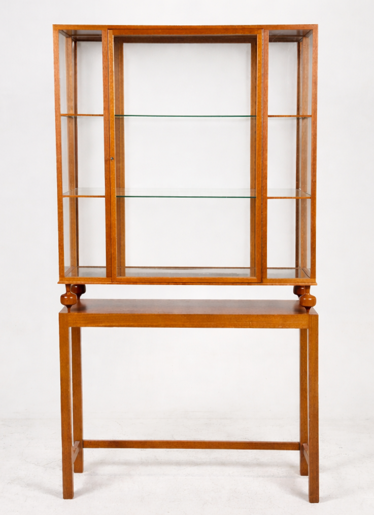 JOSEF FRANK. Vitrinskåp, modell 2077, Firma Svenskt tenn, formgivet år 1946.