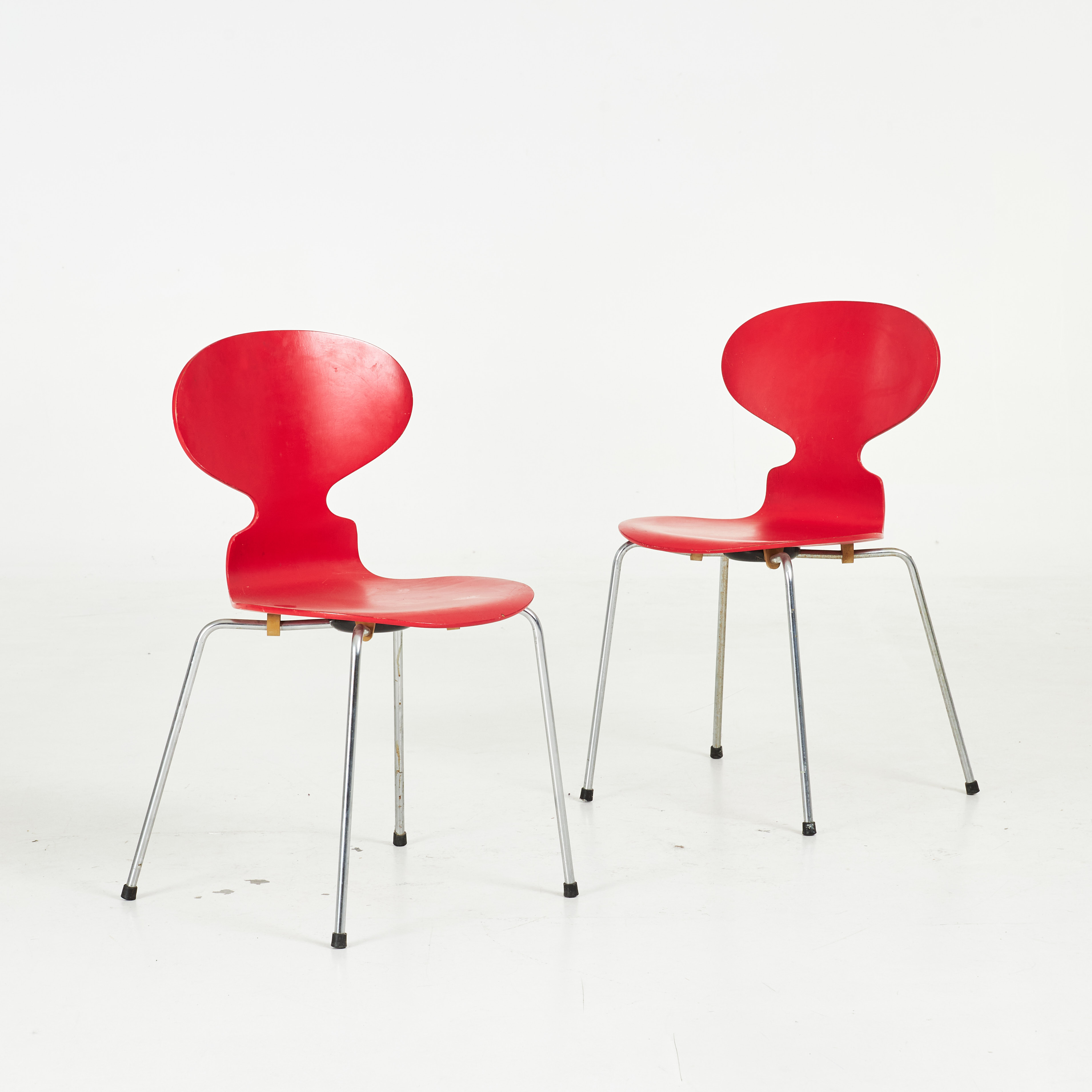 ARNE JACOBSEN. "Myran", stolar, 1 par, rödlackerade, kromade benställningar, etikettmärkt.