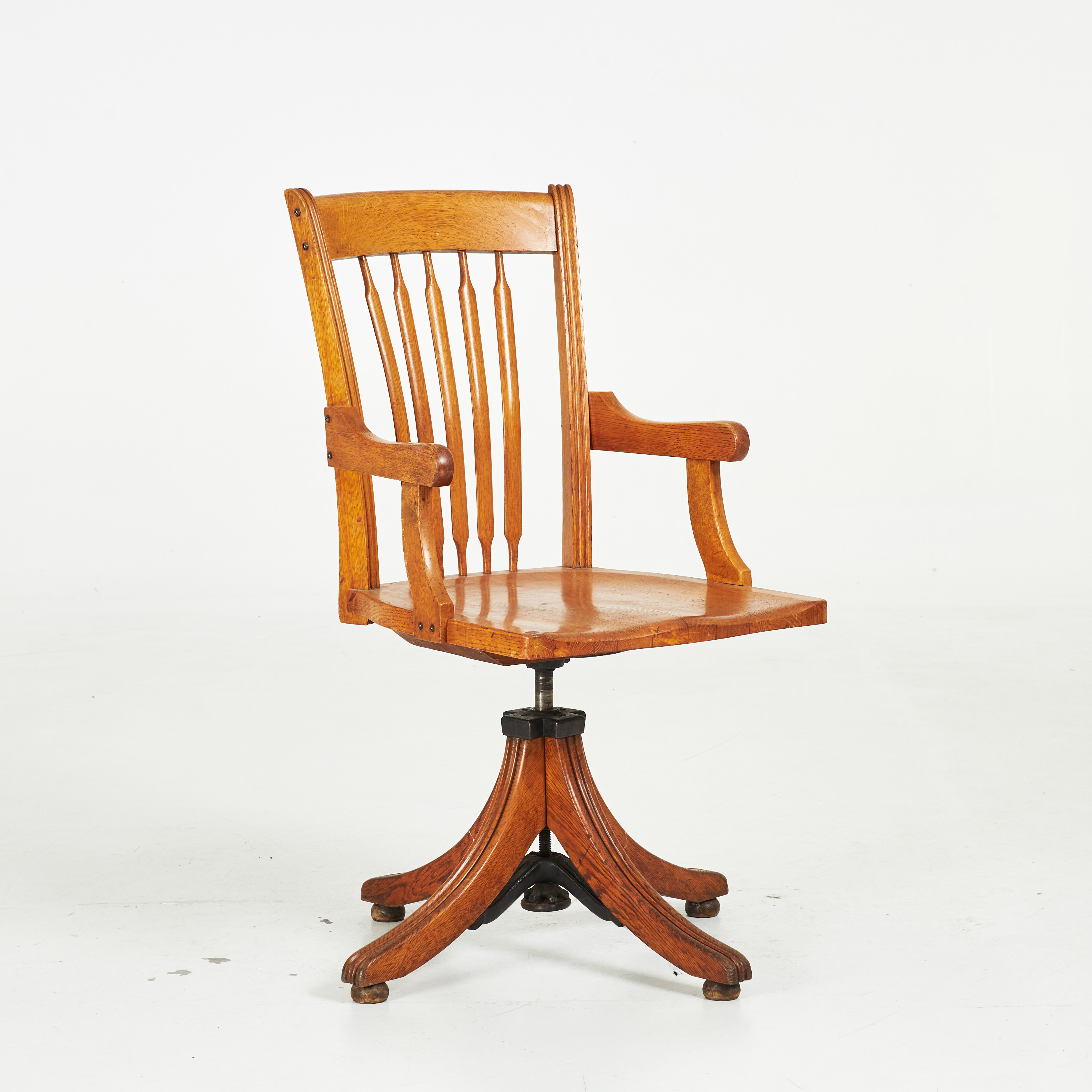 SKRIVBORDSSTOL, ek, skuren dekor, roterbar, 1900-tal.