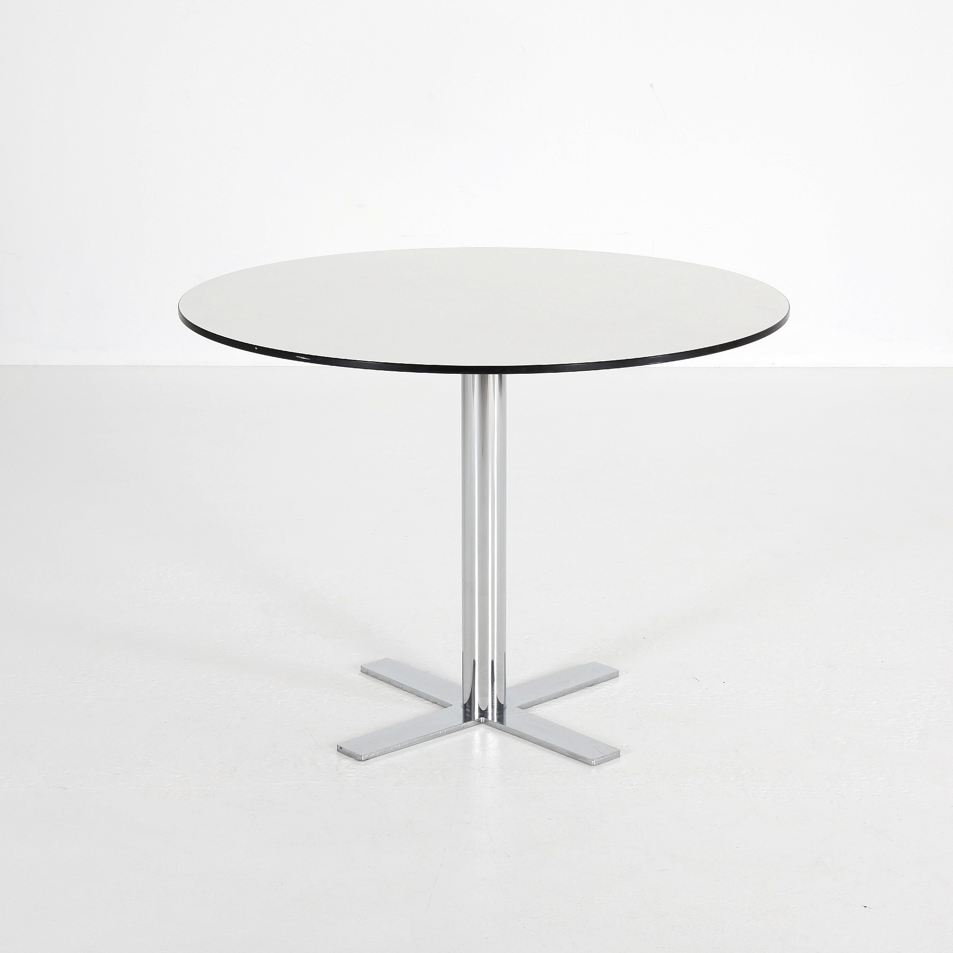 RUNT MATBORD, diameter 100 cm.