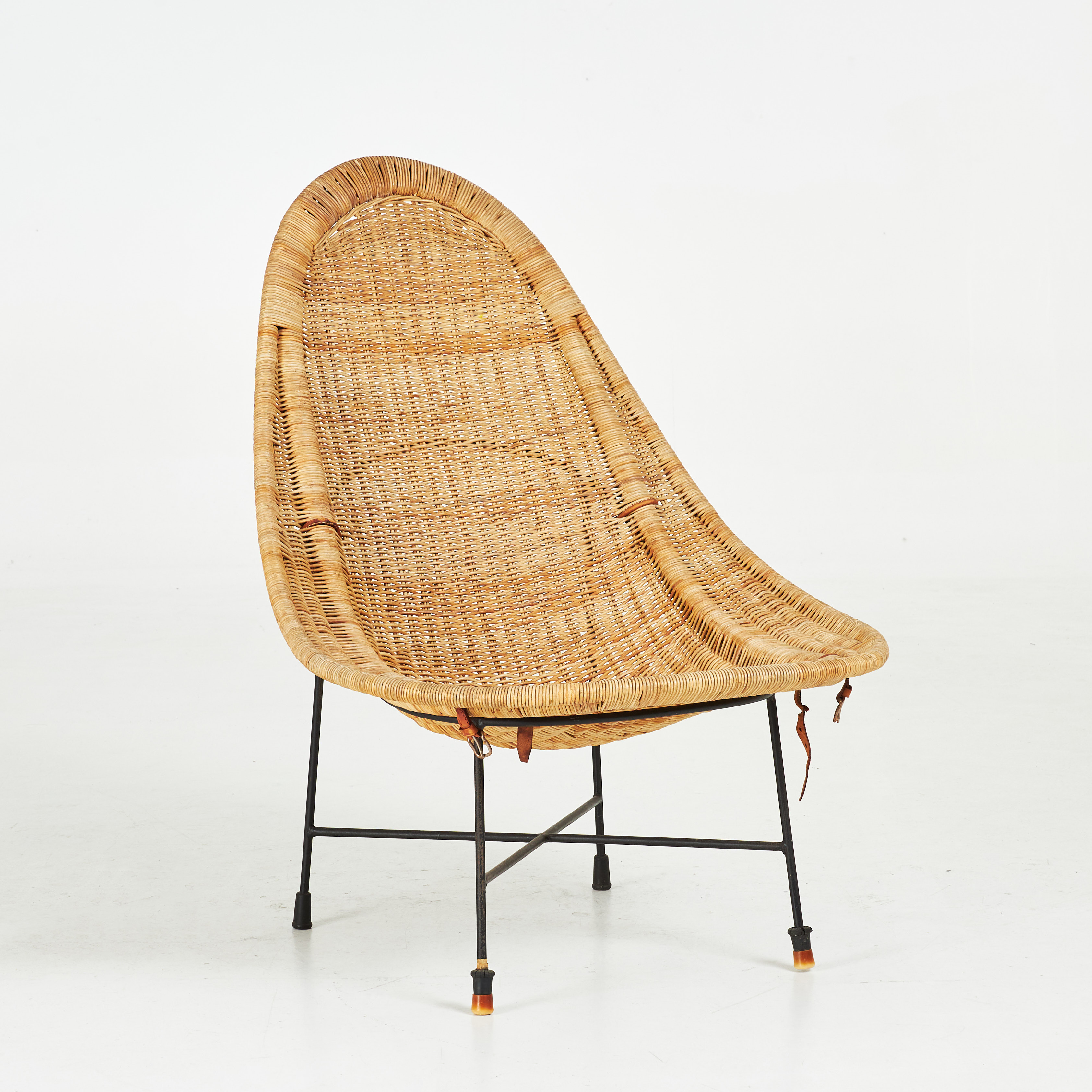 KERSTIN HÖRLIN-HOLMQUIST. "Stora Kraal", korgstol, sits i rotting, underrede i svartlackerad metall, 1900-talets mitt.