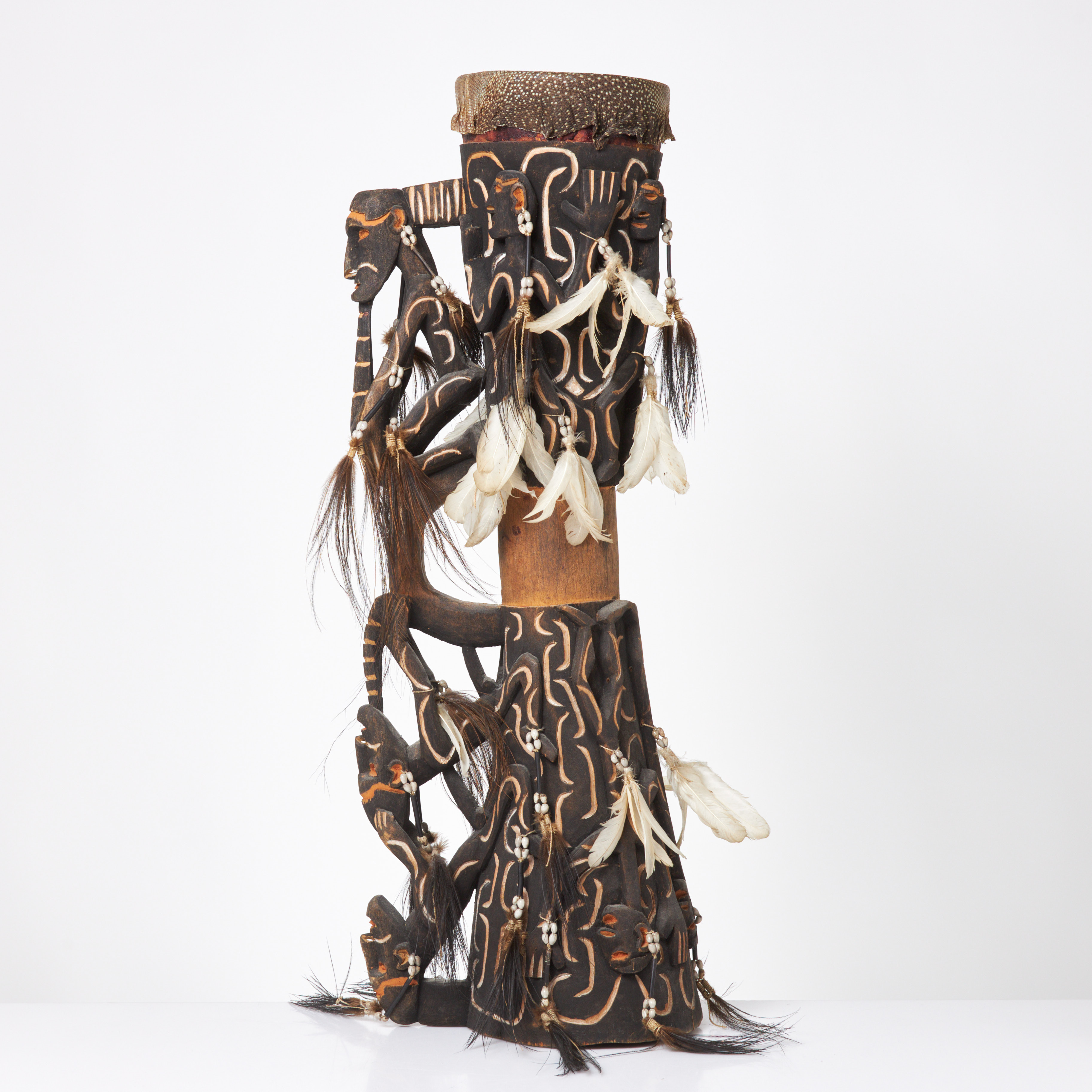 TRUMMA, sannolikt Papa New Guinea, bemålad, dekorerad med snäckor och fjädrar, ormskinn.
