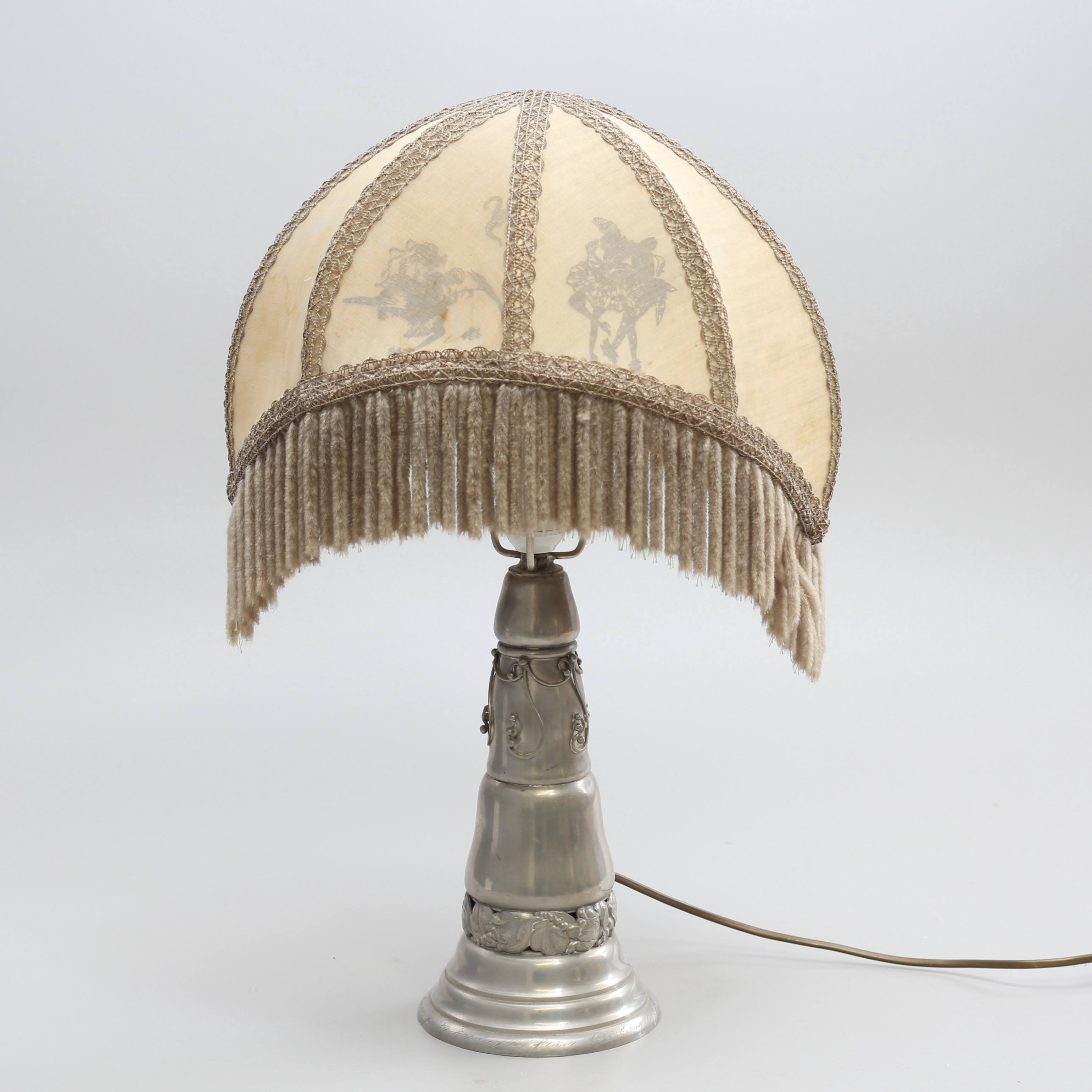 BORDSLAMPA, tenn, Sansk Kunst, 1900-talets första hälft.