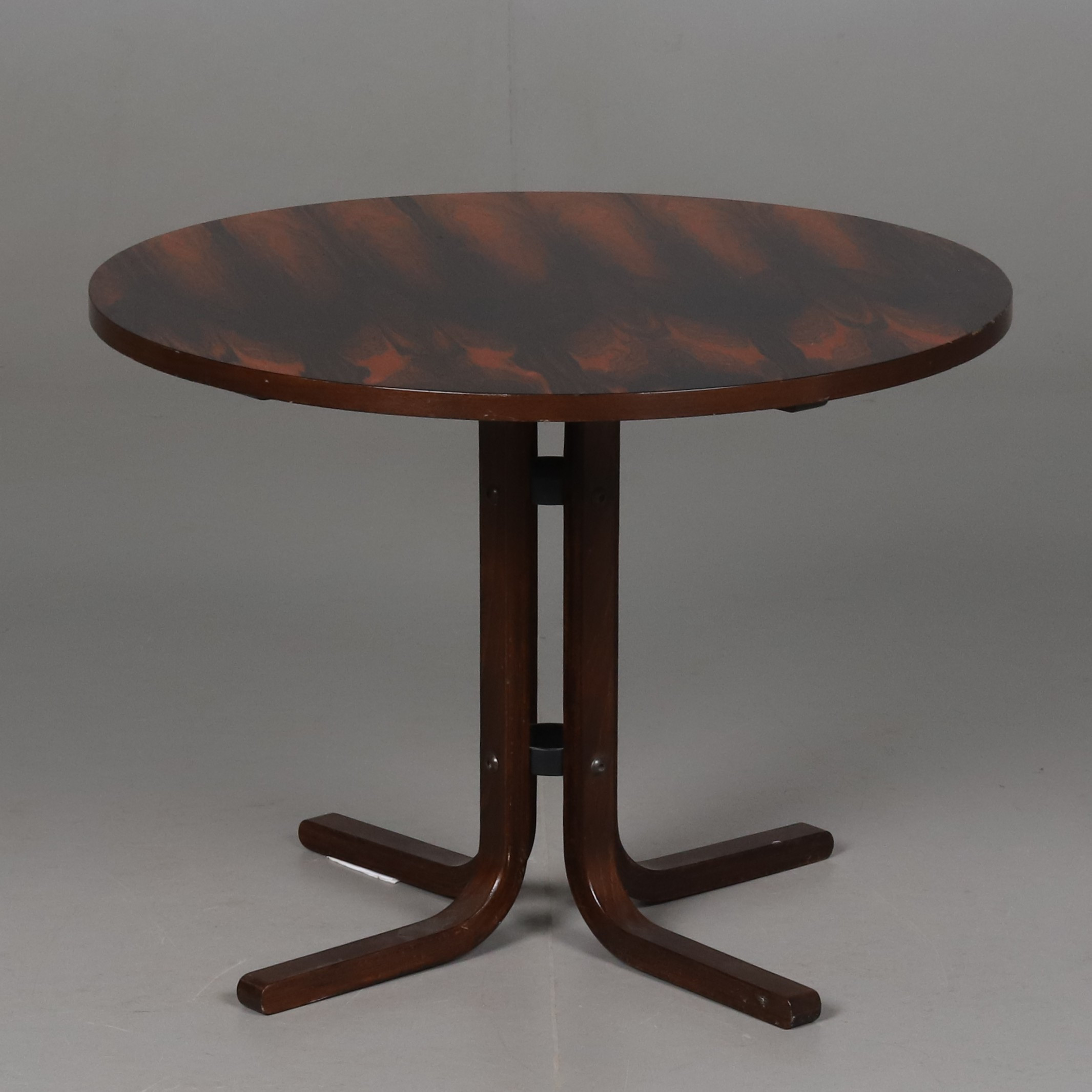 SIDOBORD. Etikett-märkt Ganddal Møbelfabrikk, Norge, 19oo-talets andra halva.