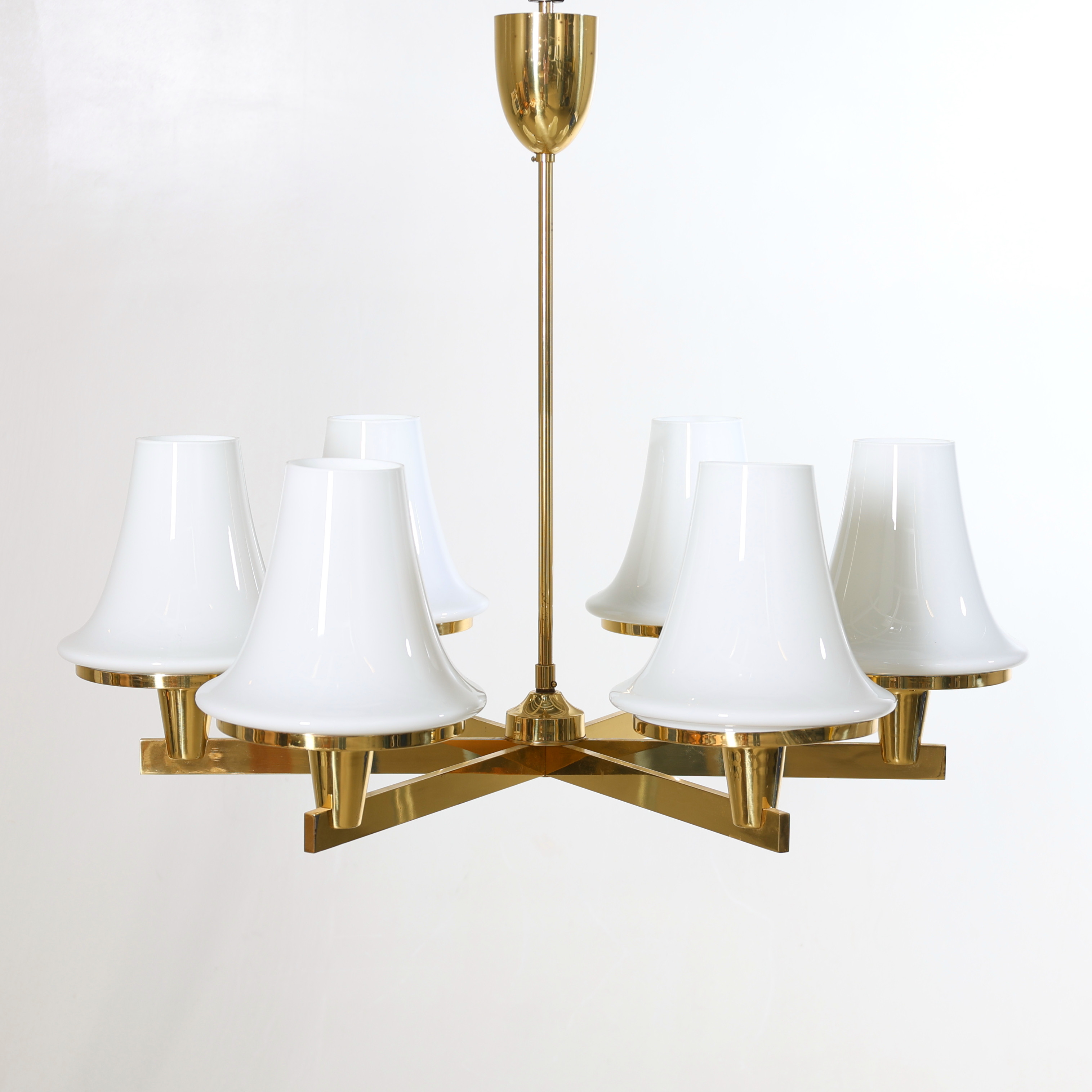 HANS-AGNE JAKOBSSON. Taklampa, mässing och glas, Markaryd, 1960-tal.