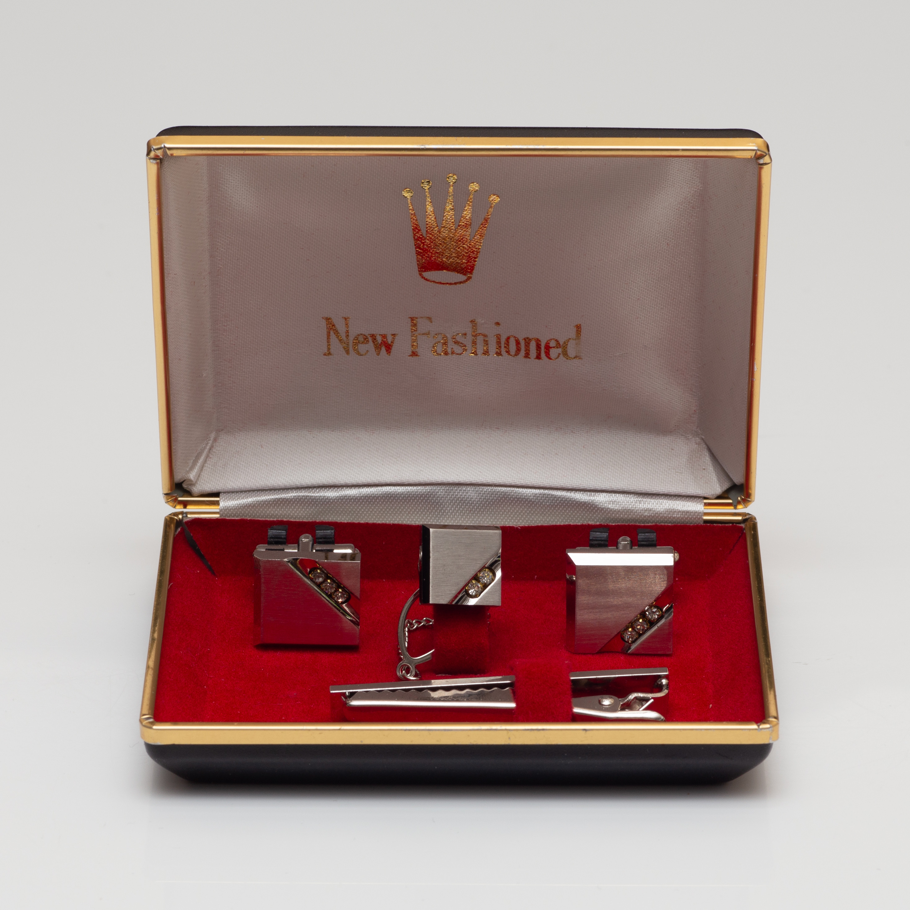 MANSCHETTKNAPPAR, HÄNGE SAMT SLIPSNÅL MED VITA STENAR, VITMETALL.