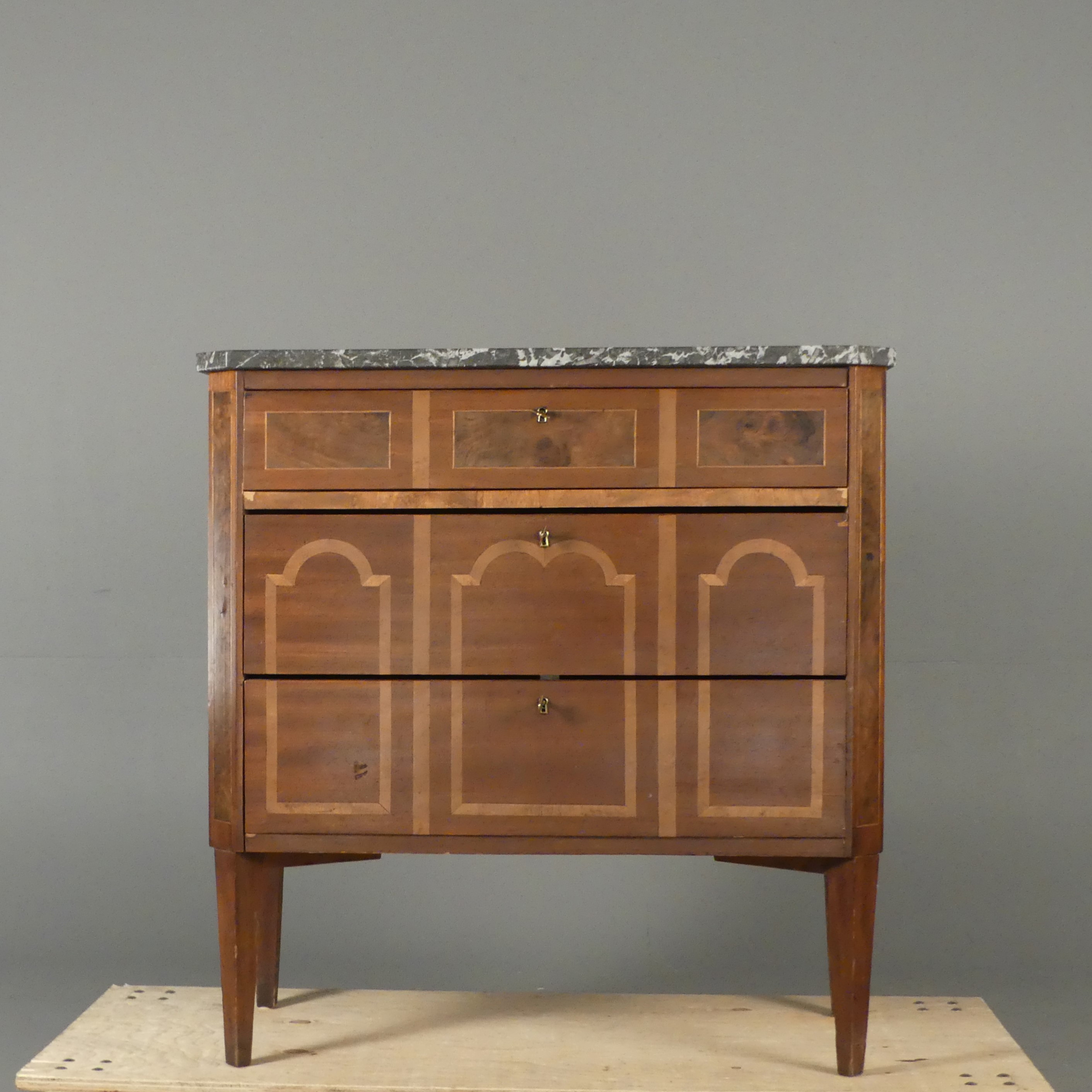 BYRÅ, gustaviansk stil, intarsia, med stenskiva, 1800-tal.