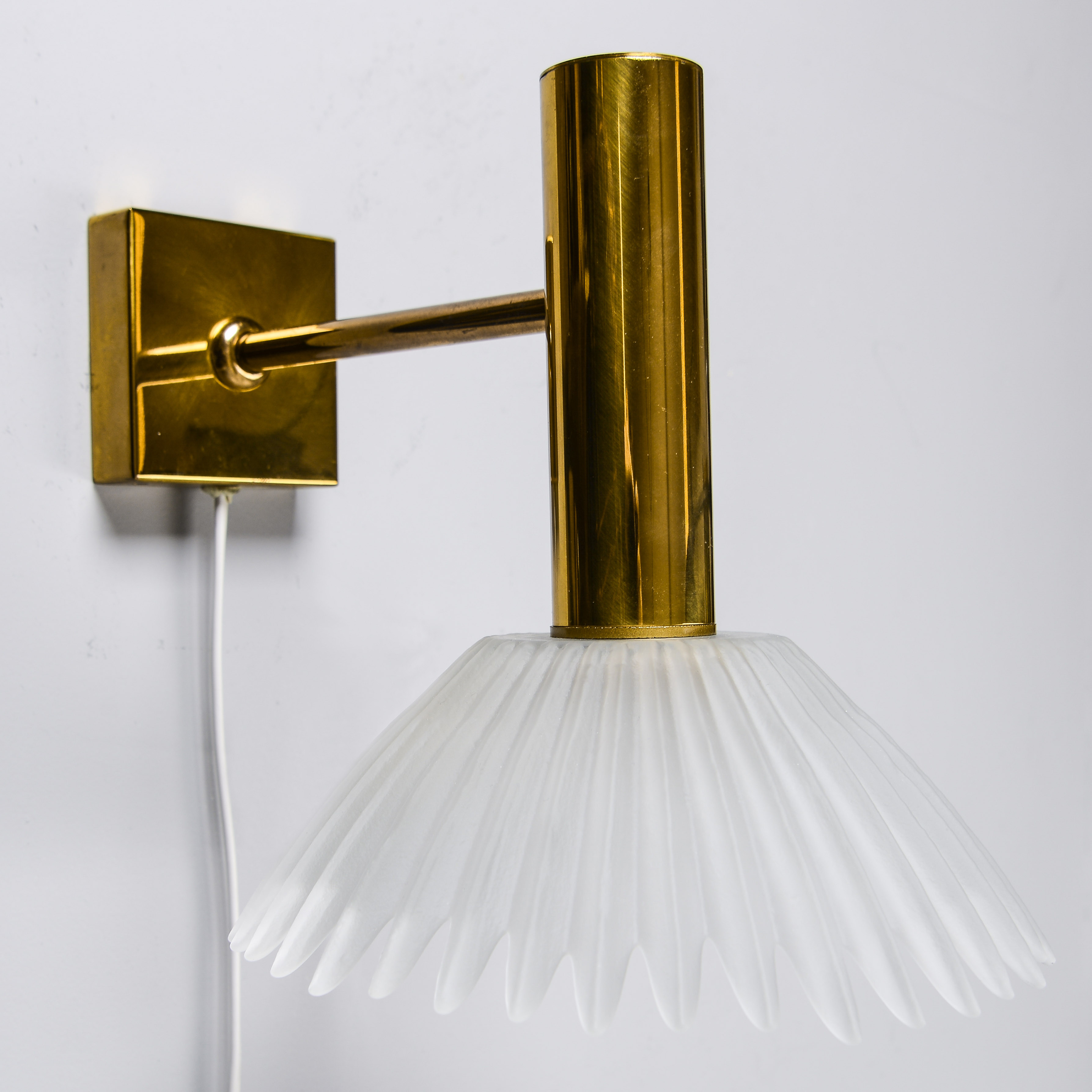 VÄGGLAMPOR, ett par, mässing & glas, 1900-talets andra del.