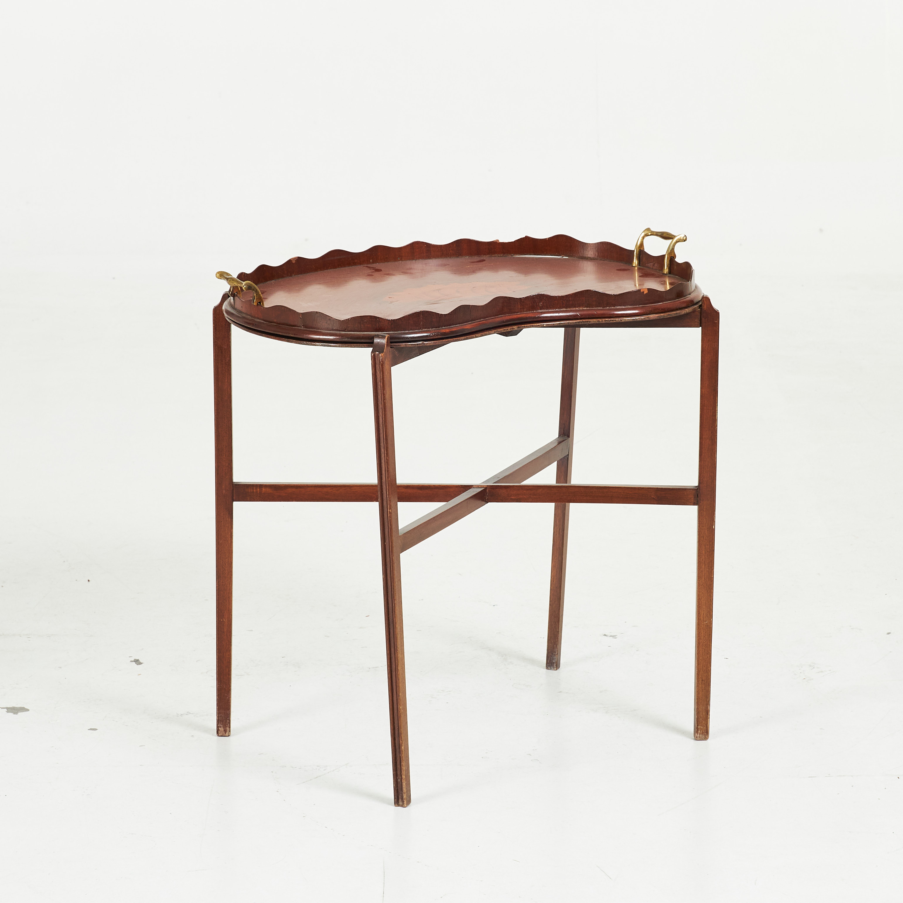 BRICKBORD, fanérat i mahogny, njurformat, brickan med intarsiadekor föreställande snäcka, 1900-tal.