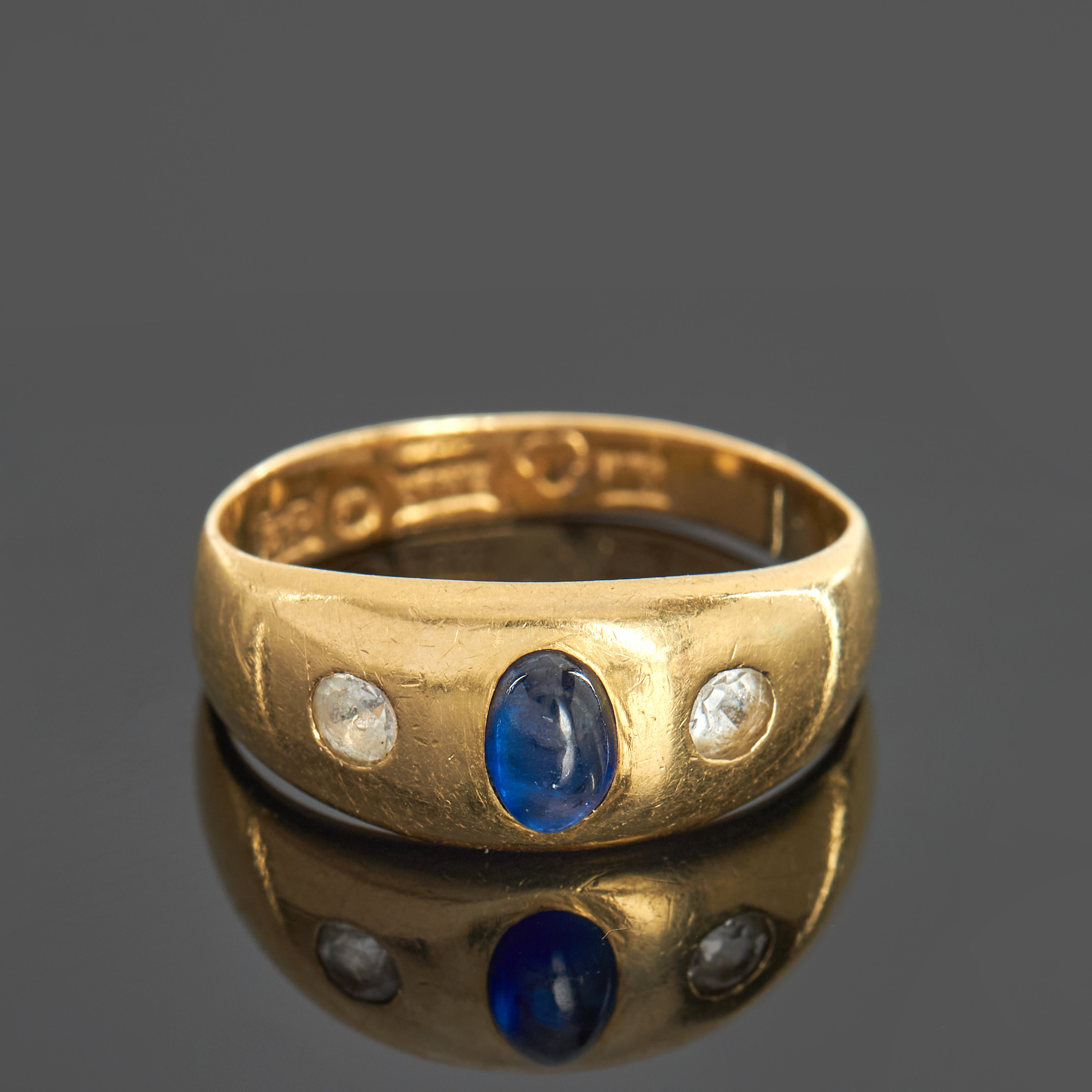 RING, 18k guld med en mörkblå cabochonslipad safir samt två st bergkristaller, Petterssons Eftr Juvelerar, 1953, Stockholm.