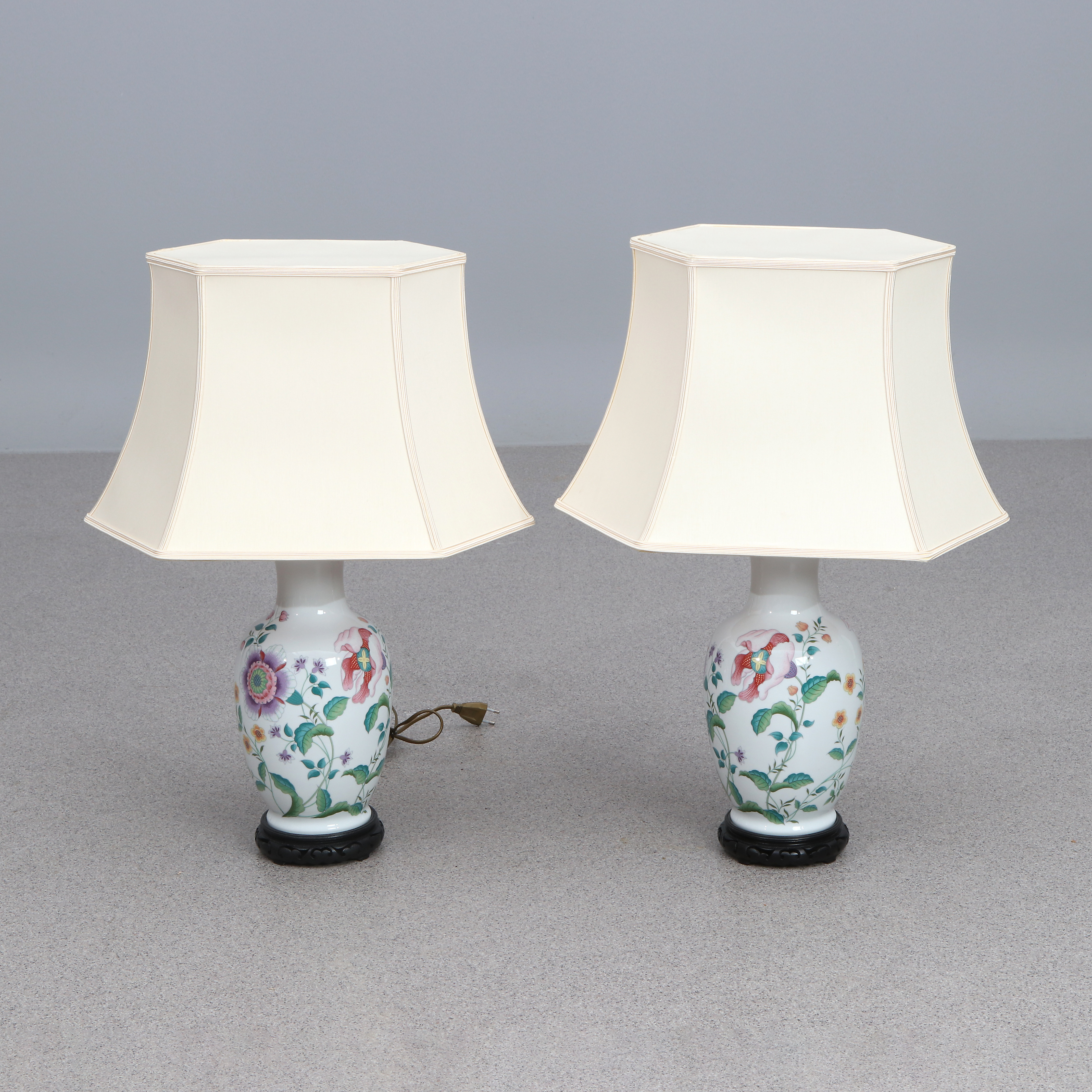 PORCELAINE DE PARIS, BORDSLAMPOR, ETT PAR. Porslin. 1900-talets andra hälft.