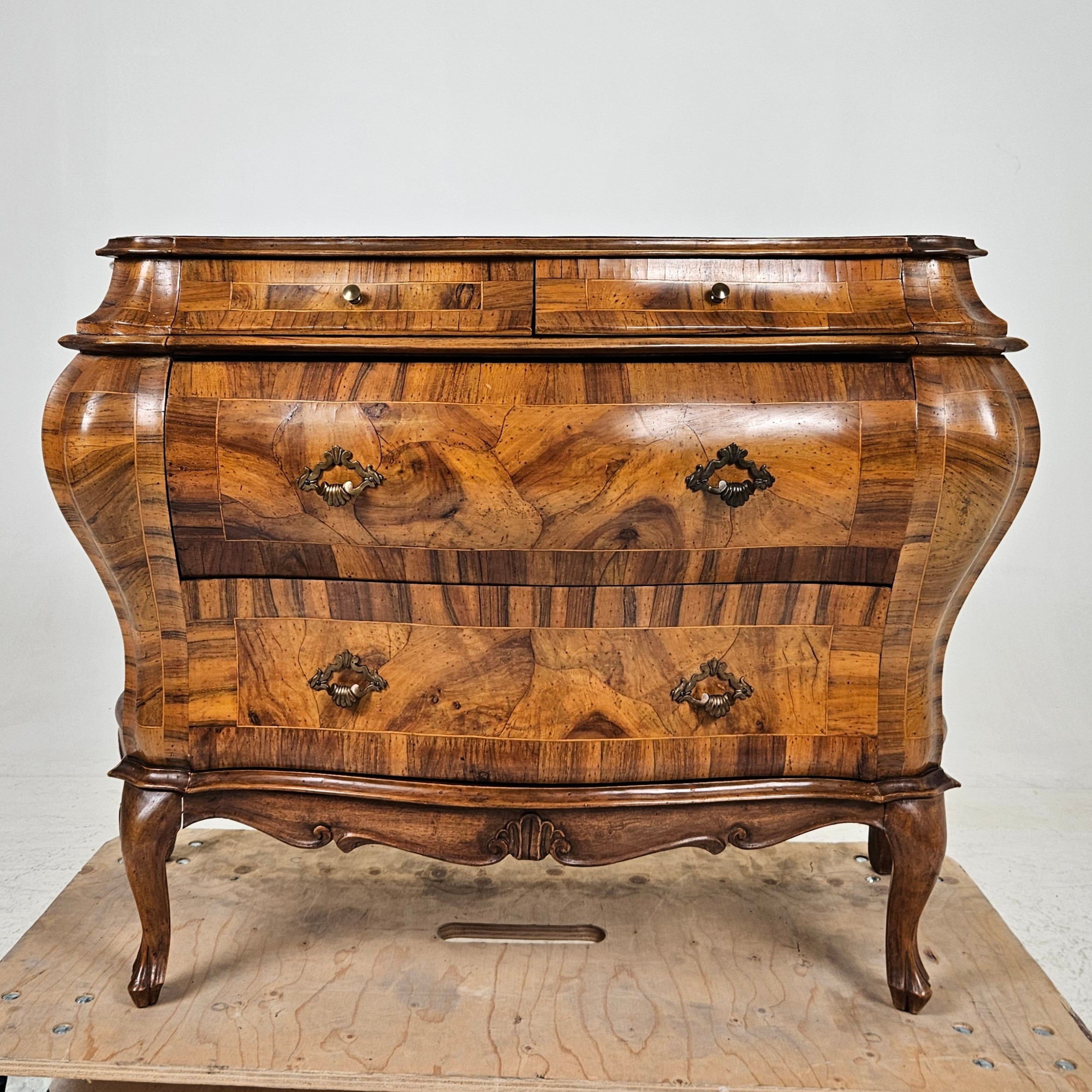 BYRÅ, rokokostil, Italien, 1900-tal.