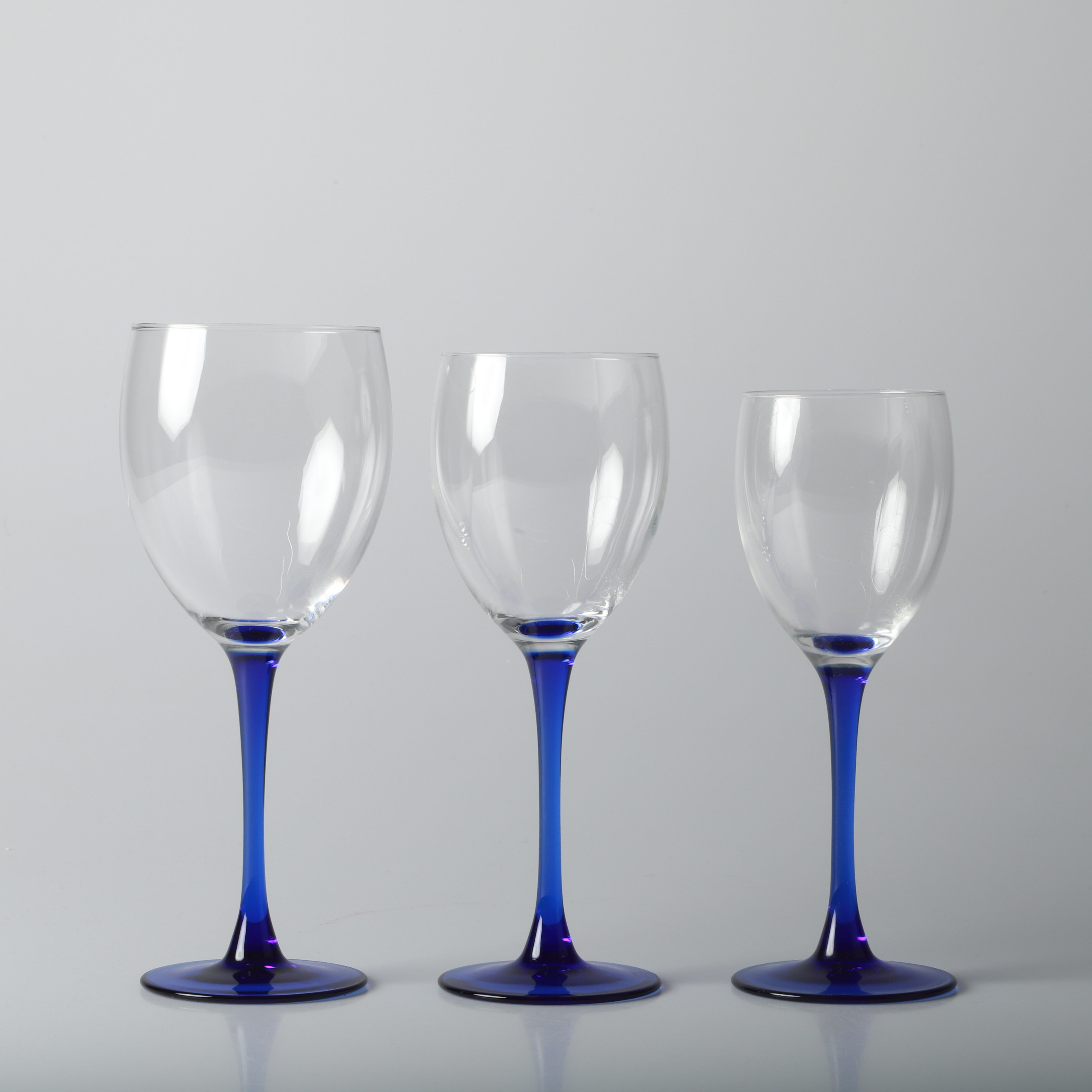 VINGLAS, 16 stycken, glas med blå fot, Luminarc, Frankrike.