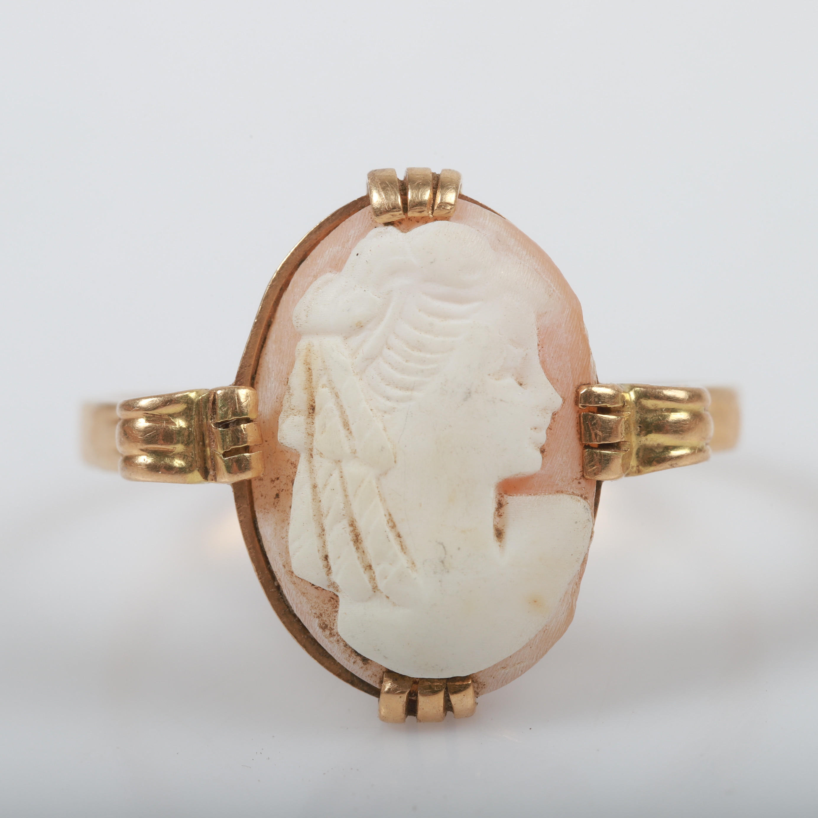 RING, 18 K guld med camé.