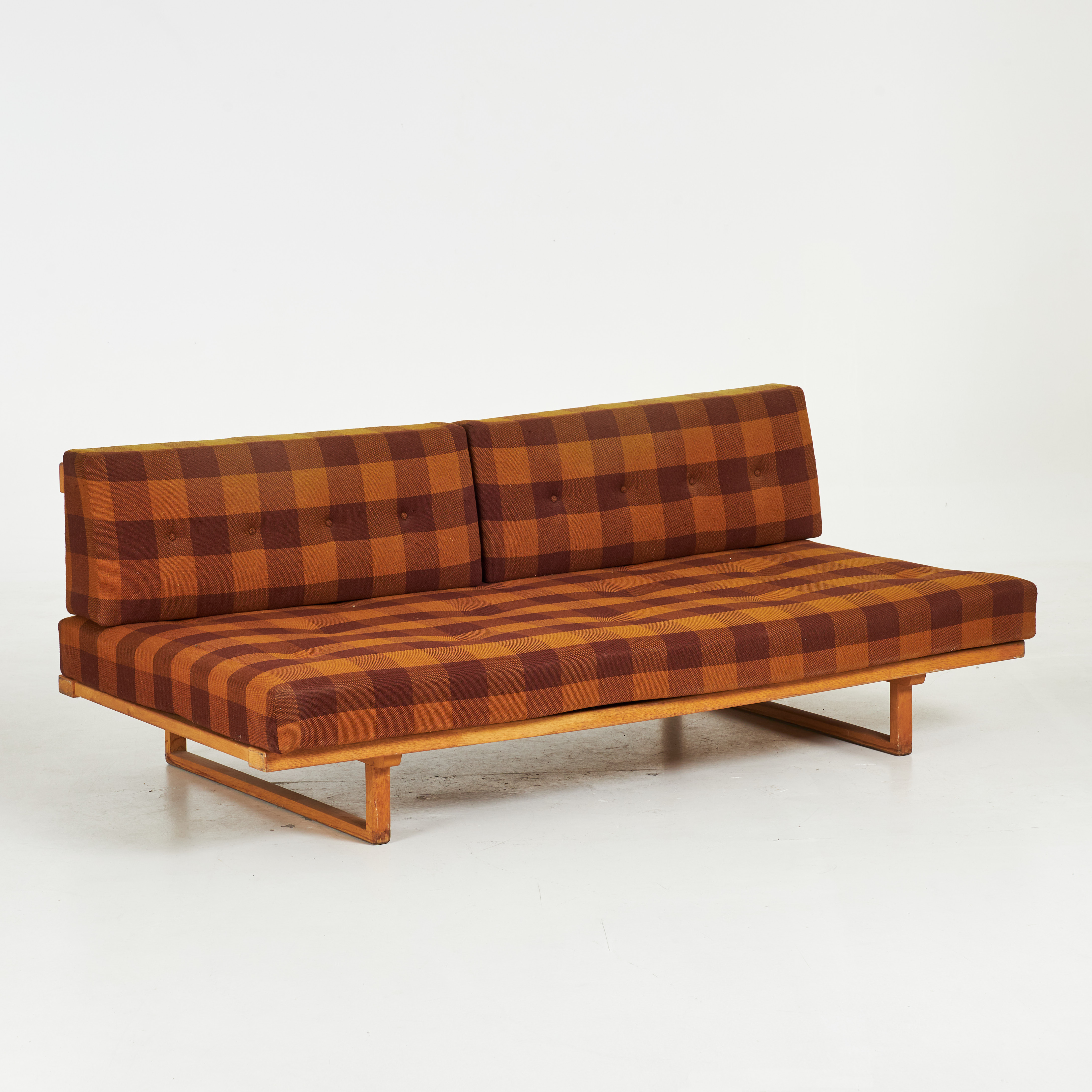 BØRGE MOGENSEN. Dagbädd, stomme i ek, textilklädda lösa plymåer, formgiven 1958, sannolikt Frederica Stolefabrik, Danmark.