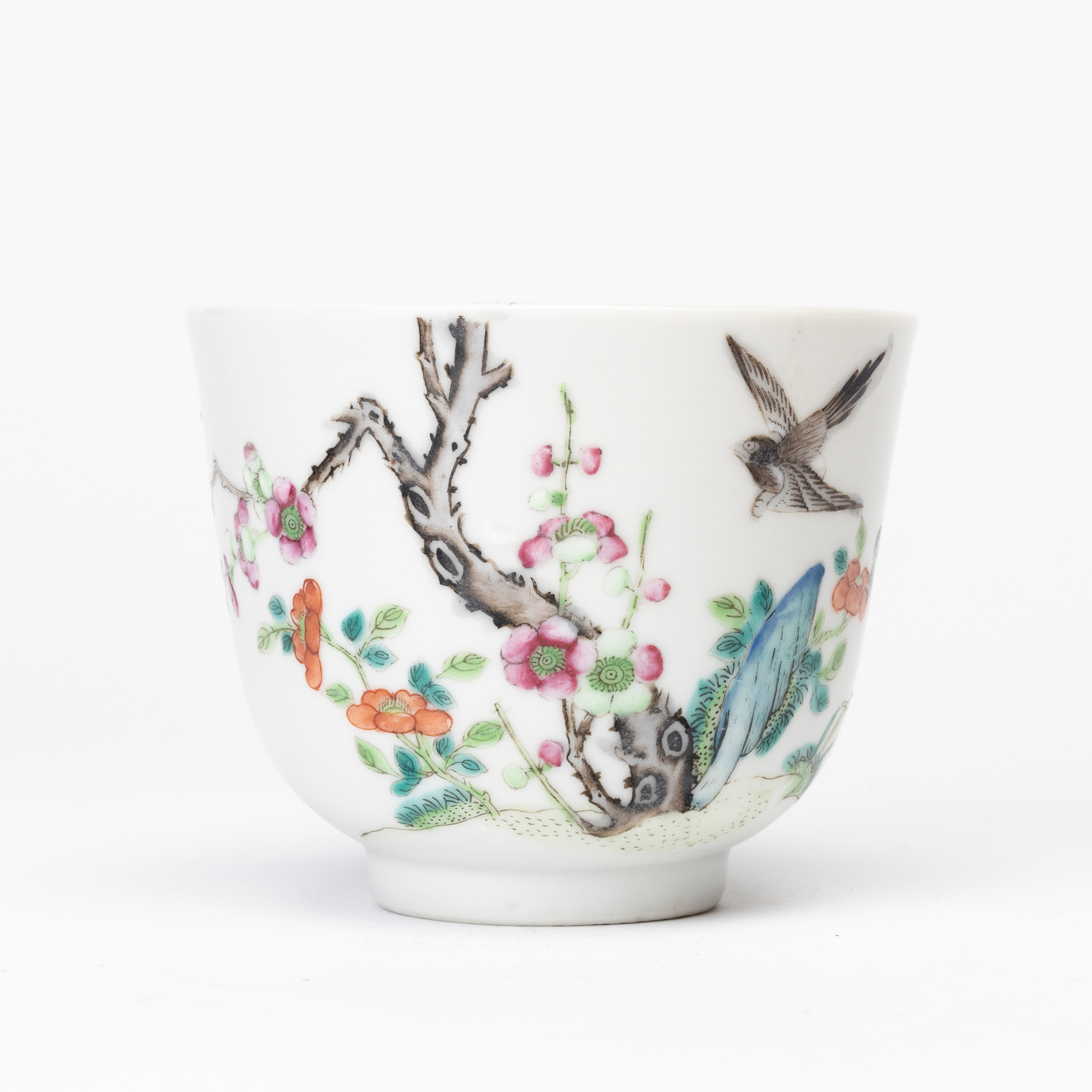 KOPP, porslin, emaljdekor i famille rosepaletten, bär Yongzheng märkning fast senare.