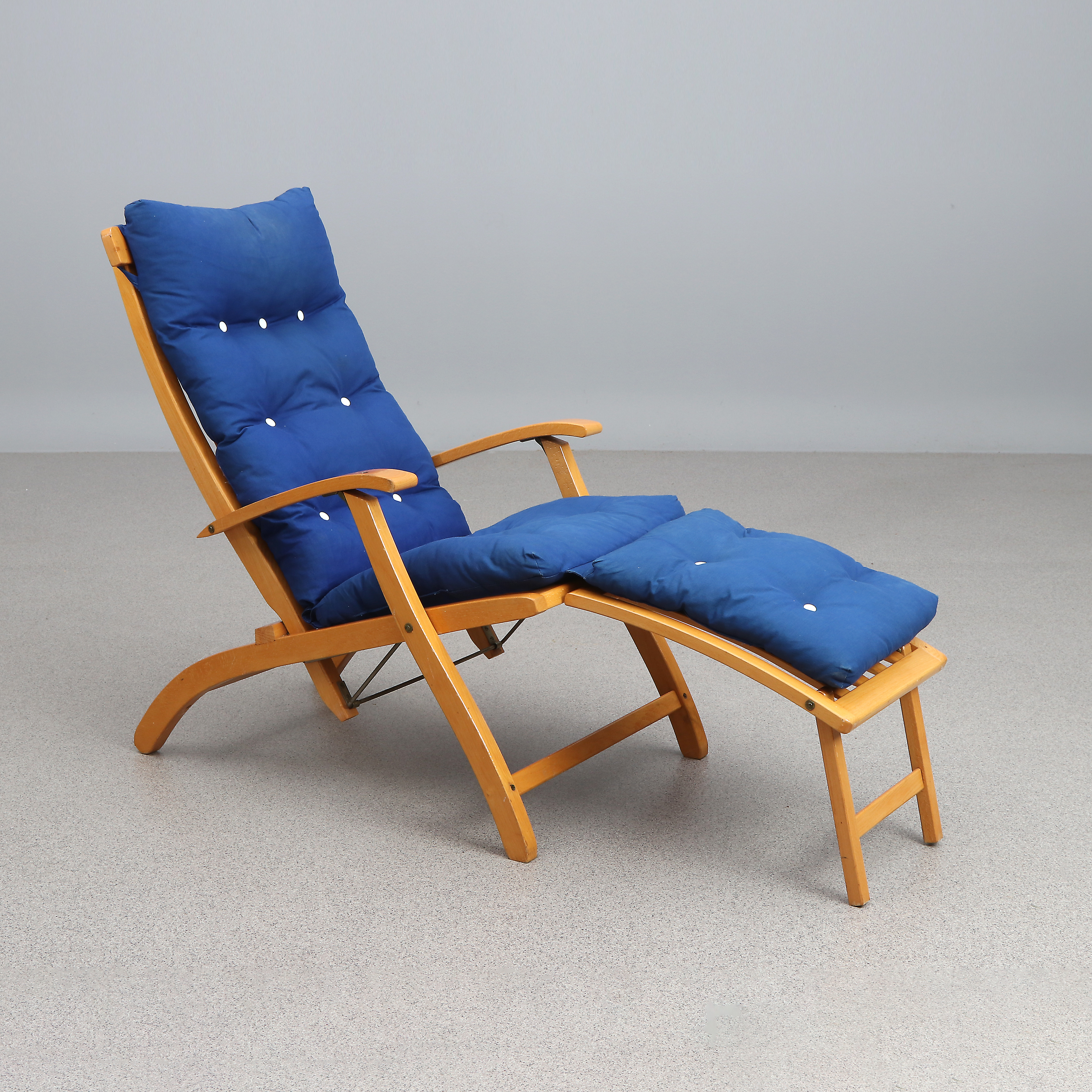 STOCKAMÖLLAN, DÄCKSTOL. Lackad bok med textilklädd dyna. 1900-talets andra hälft.